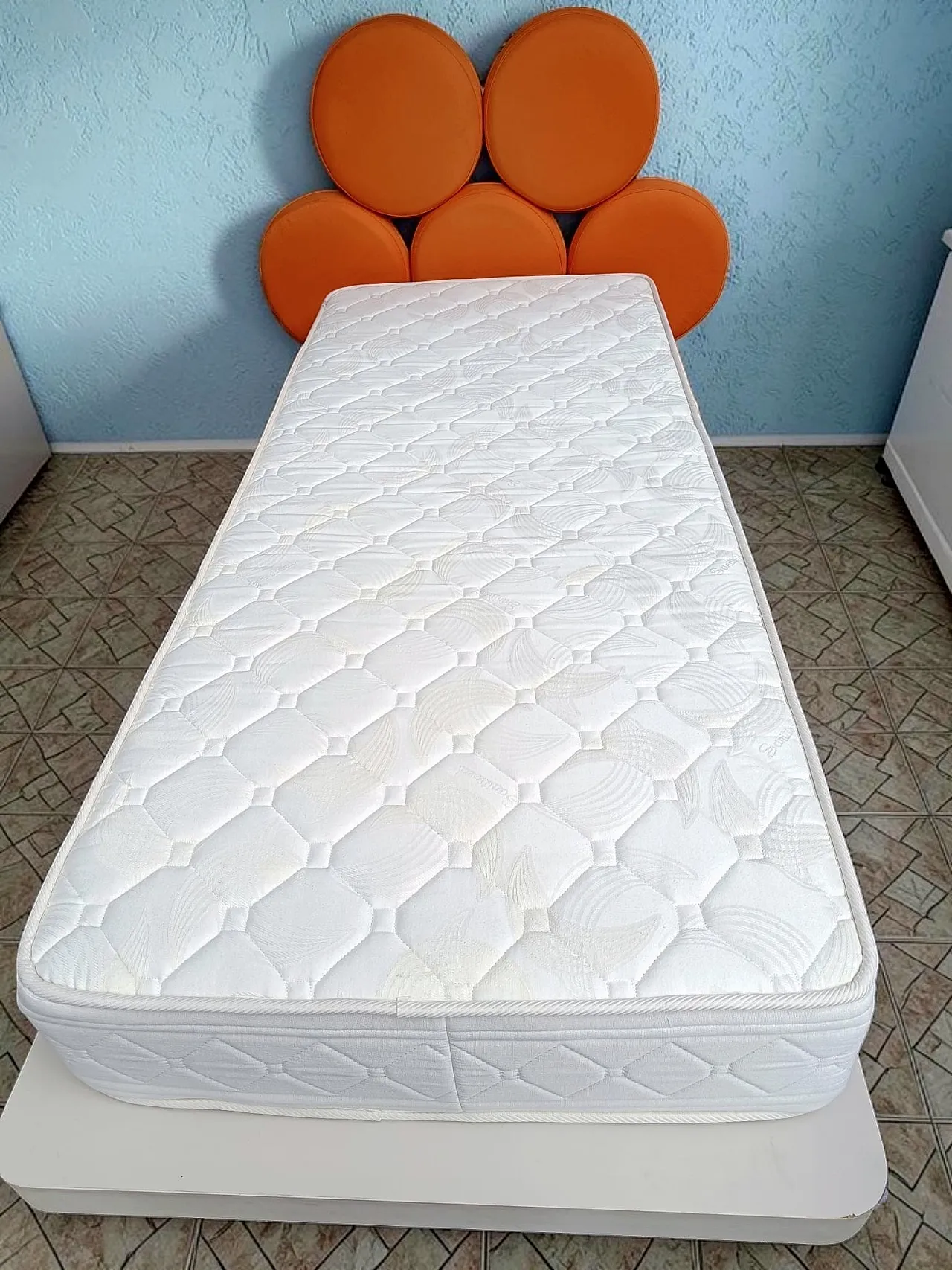 Single bed with sculptural Marshmallow headboard, 1980s 6
