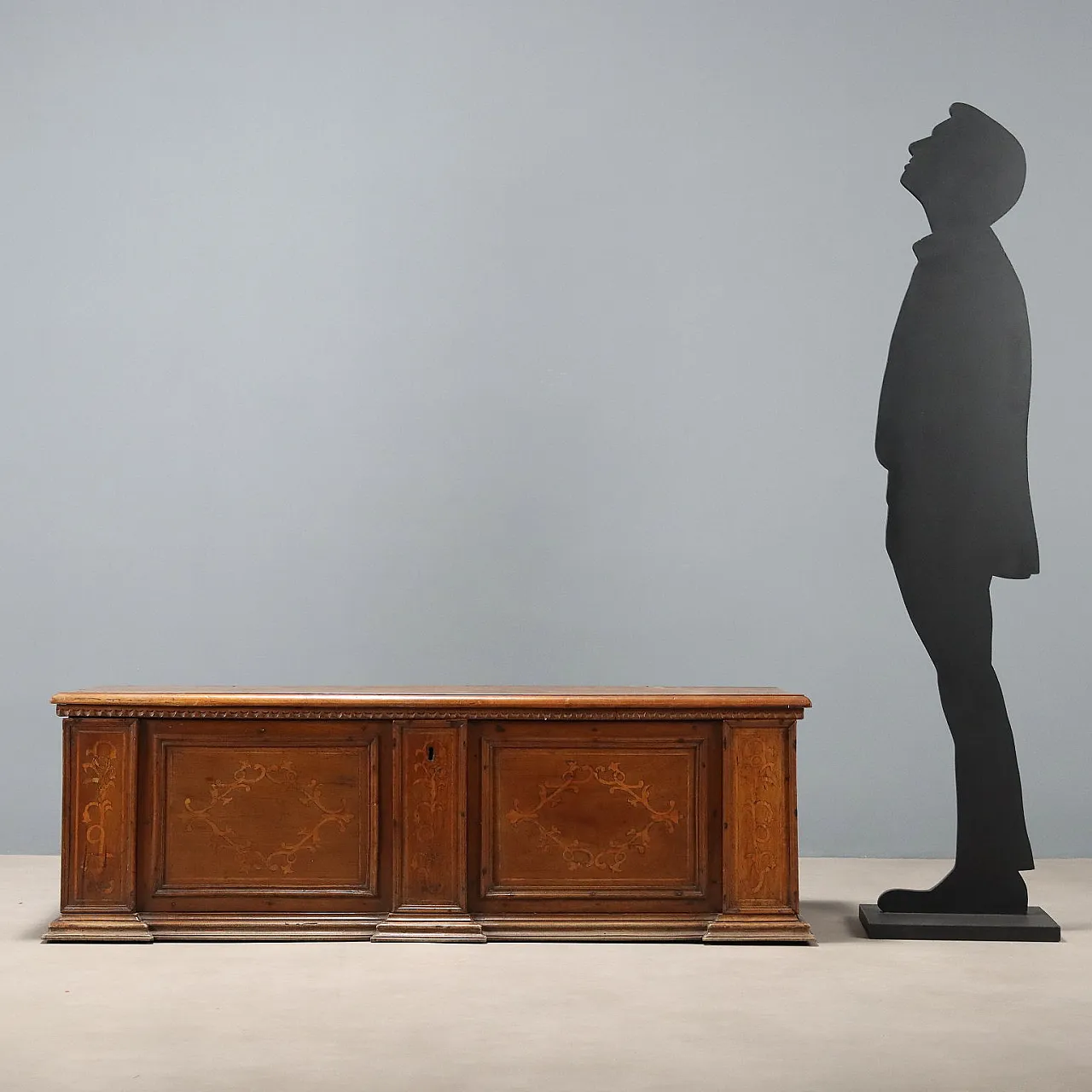 Walnut and maple chest, late 18th century 2