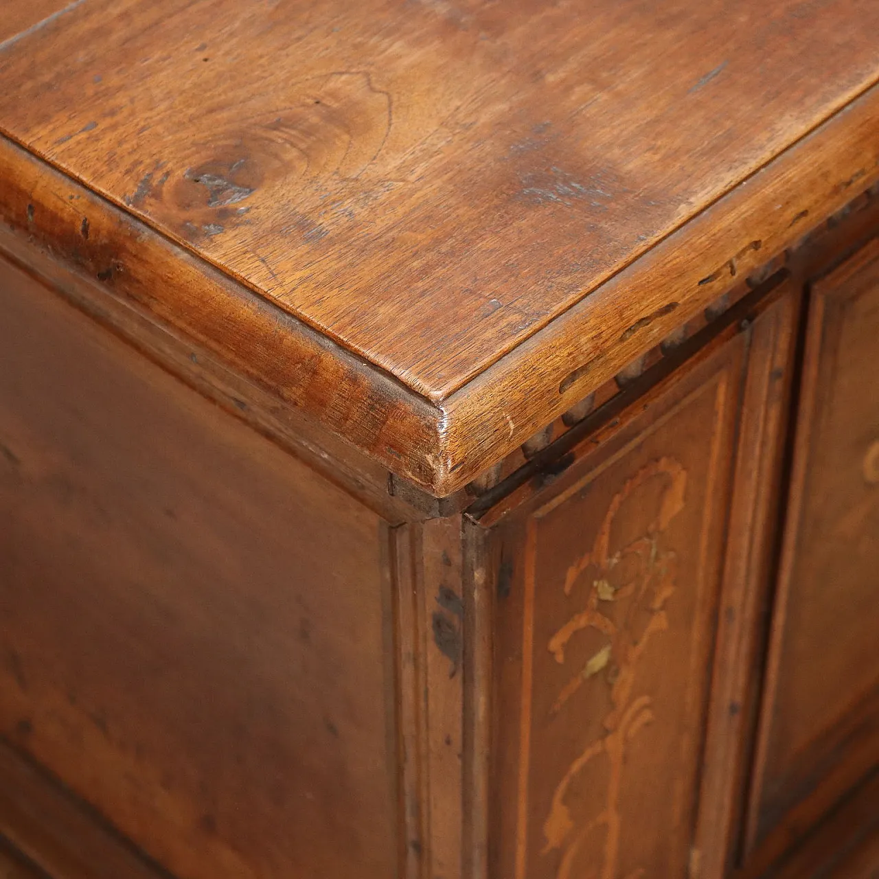 Walnut and maple chest, late 18th century 4