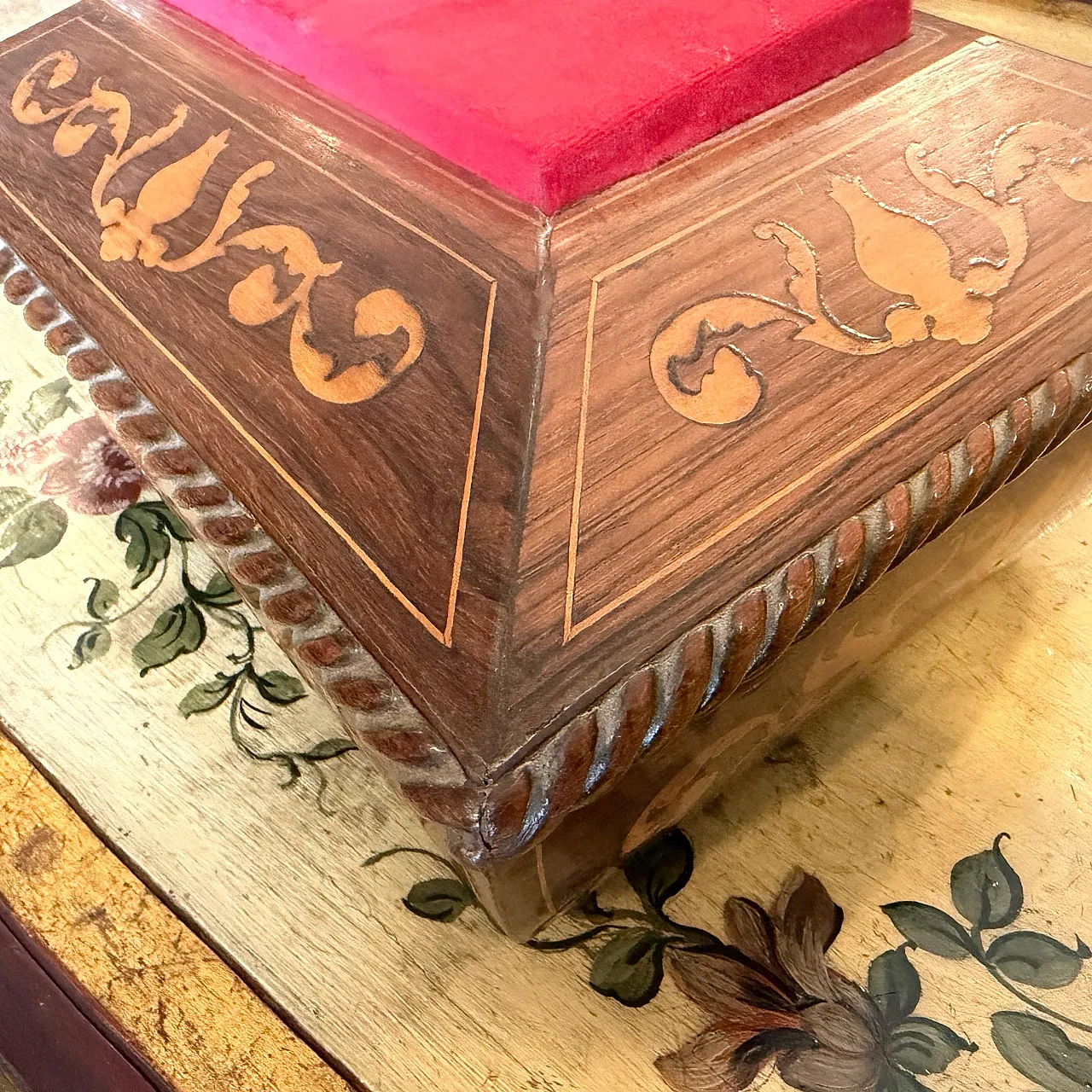 Scatola da sarto Carlo X in legno di noce e acero intarsiato, '800 3