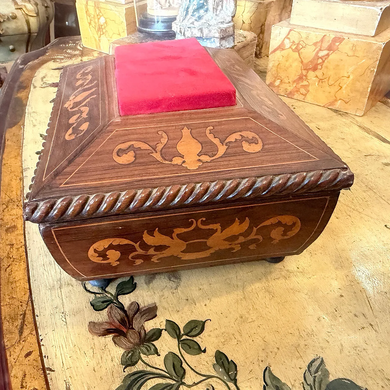 Scatola da sarto Carlo X in legno di noce e acero intarsiato, '800 4