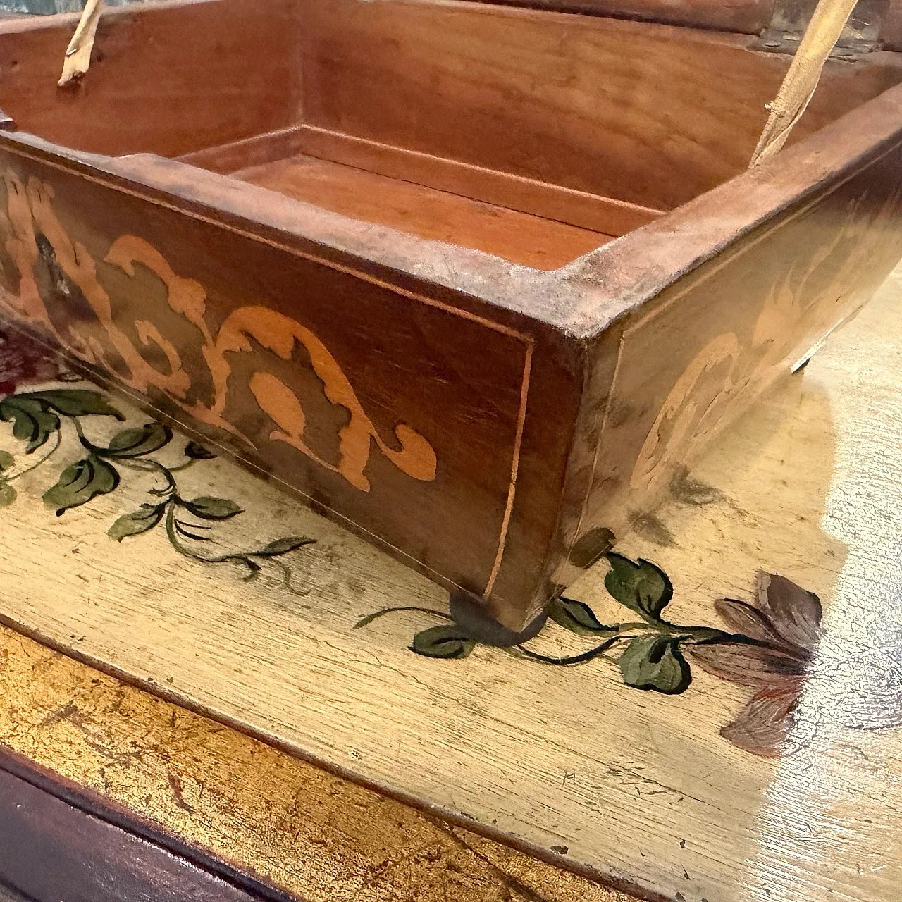 Scatola da sarto Carlo X in legno di noce e acero intarsiato, '800 5