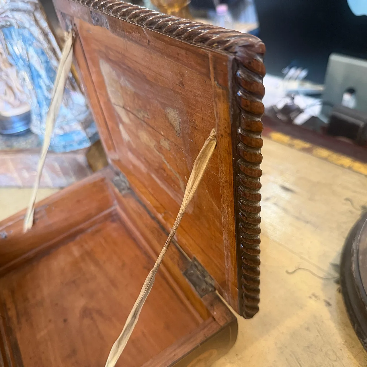 Scatola da sarto Carlo X in legno di noce e acero intarsiato, '800 6