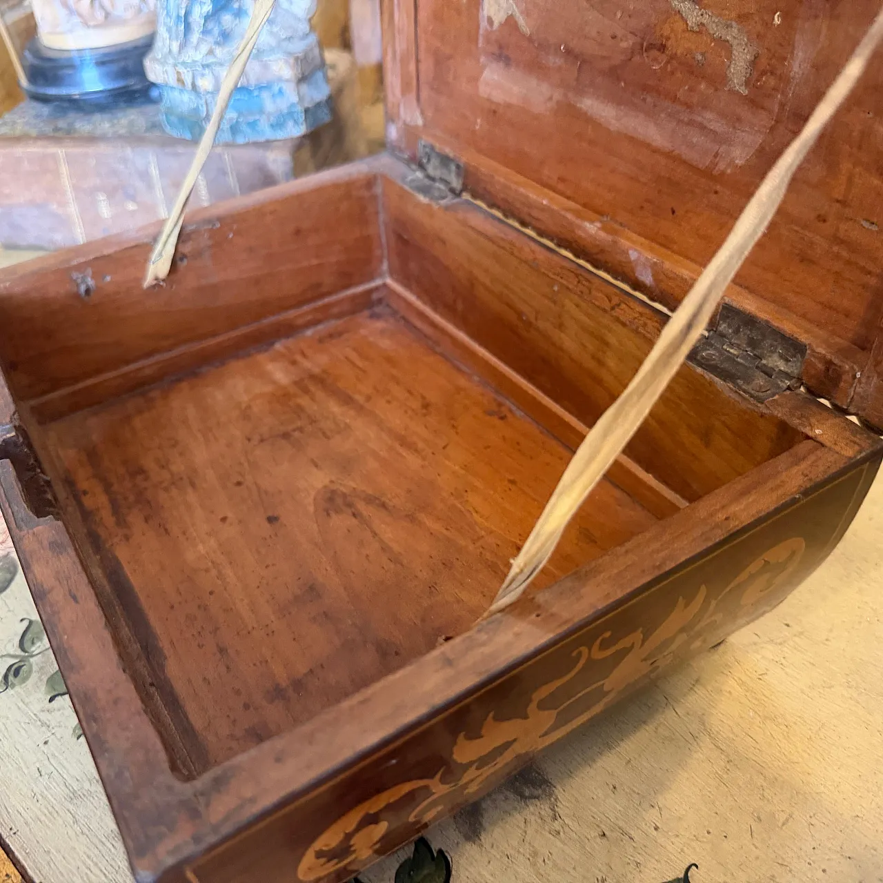 Scatola da sarto Carlo X in legno di noce e acero intarsiato, '800 7