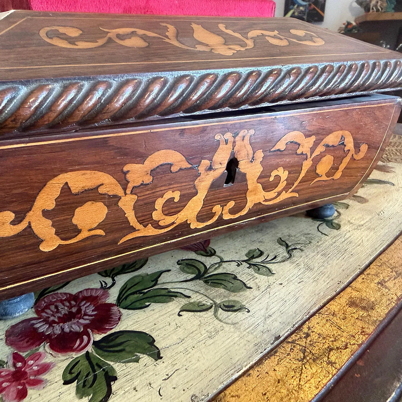 Scatola da sarto Carlo X in legno di noce e acero intarsiato, '800 9