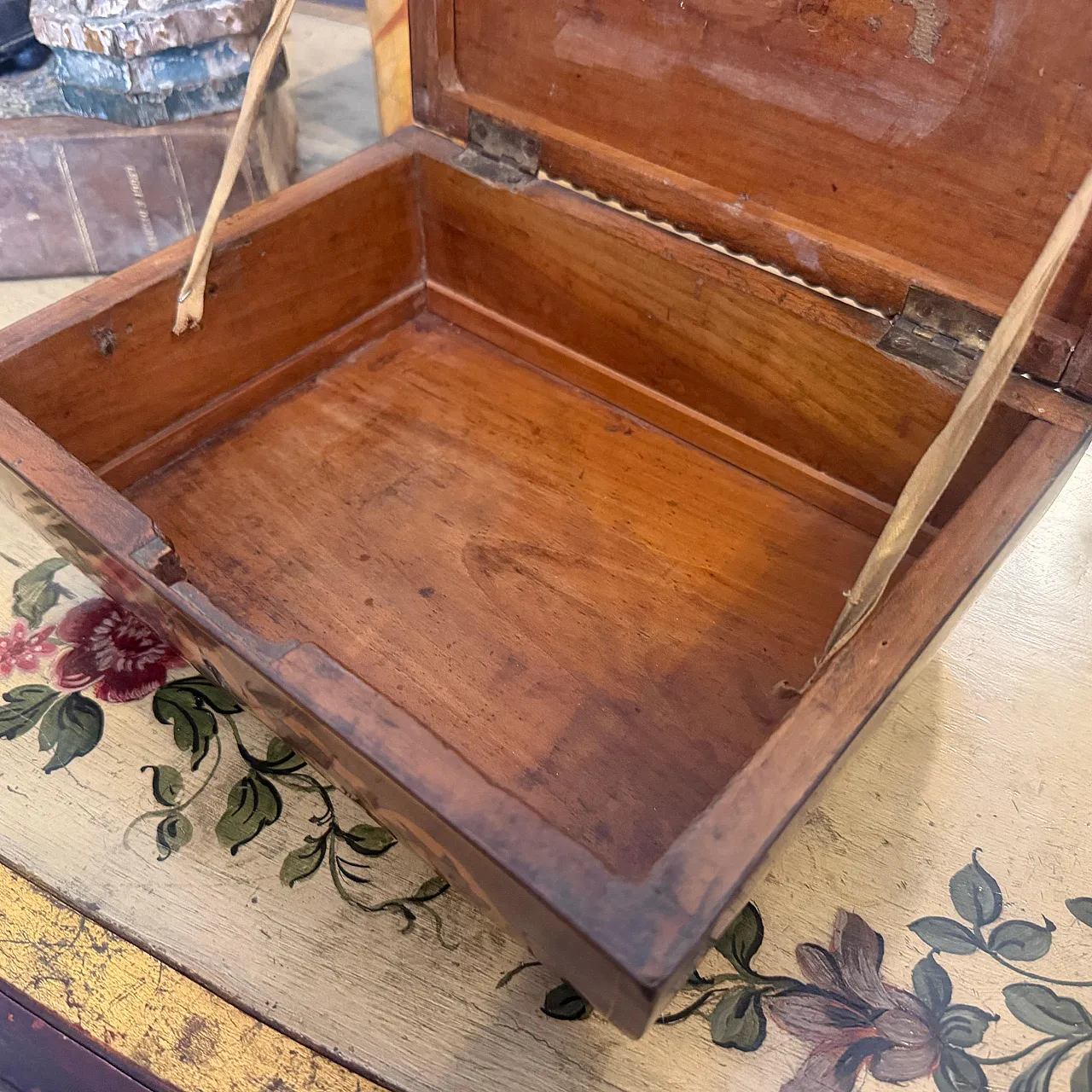 Scatola da sarto Carlo X in legno di noce e acero intarsiato, '800 10