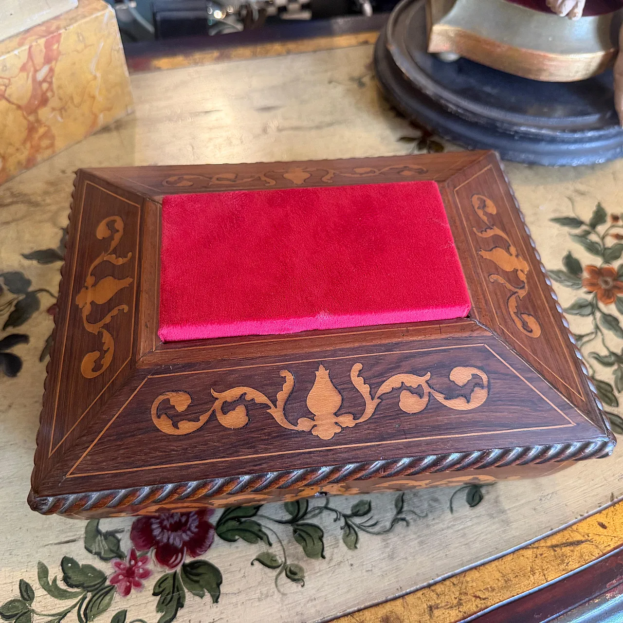 Scatola da sarto Carlo X in legno di noce e acero intarsiato, '800 11