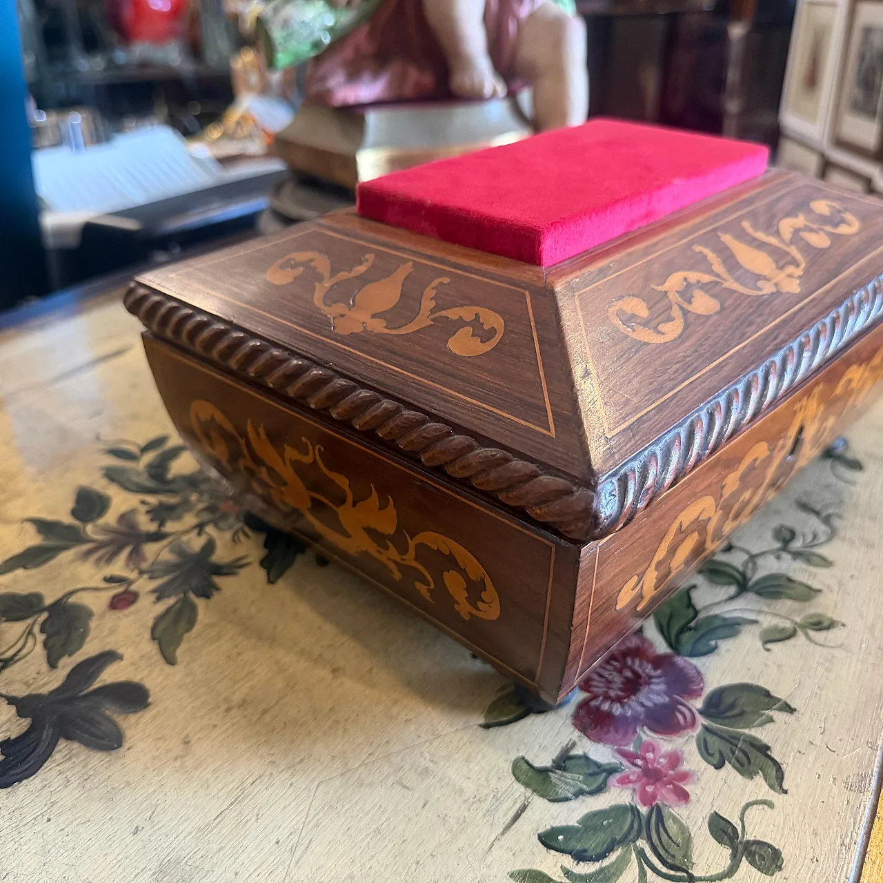 Scatola da sarto Carlo X in legno di noce e acero intarsiato, '800 13