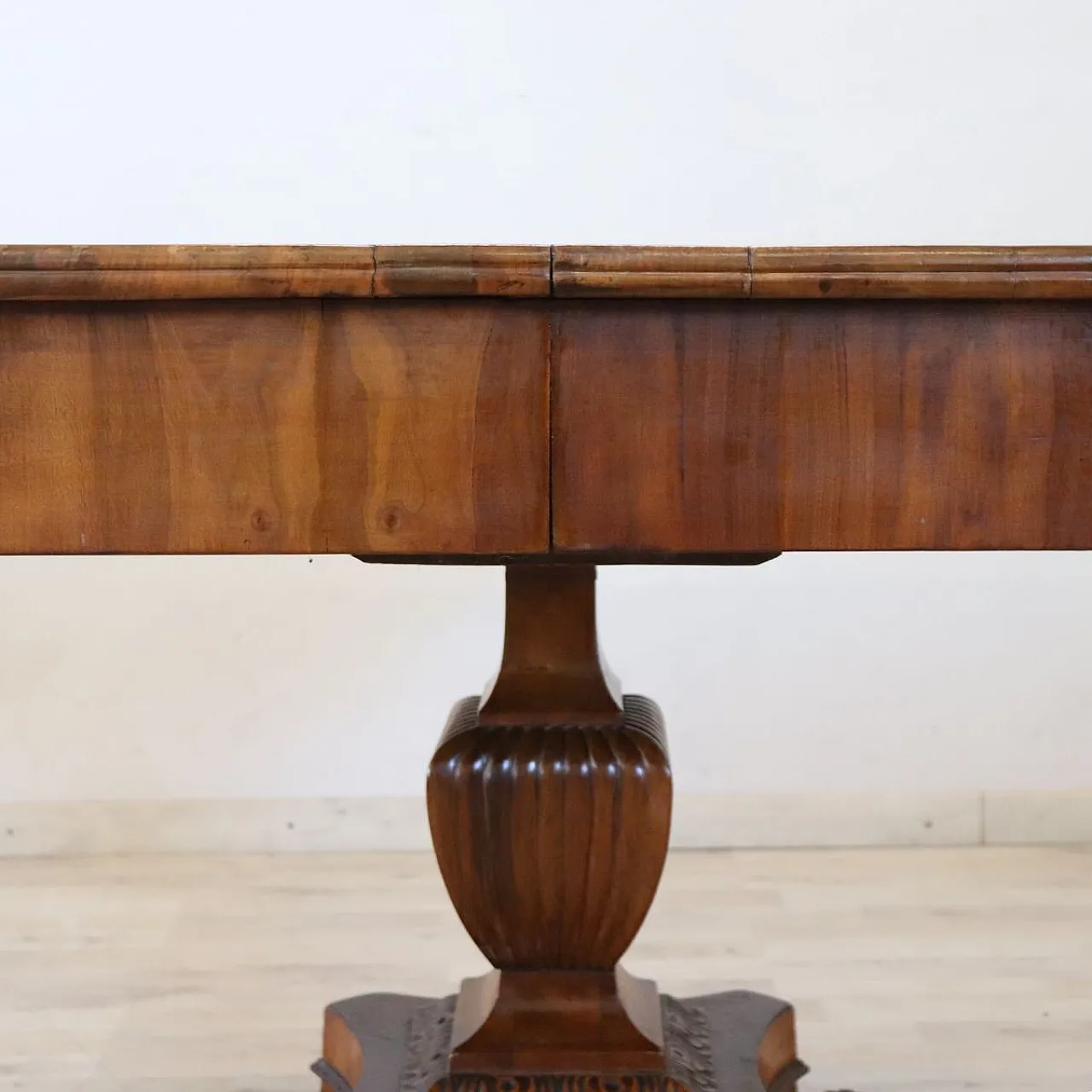 Walnut coffee table with one drawer, extendable, 19th century 9