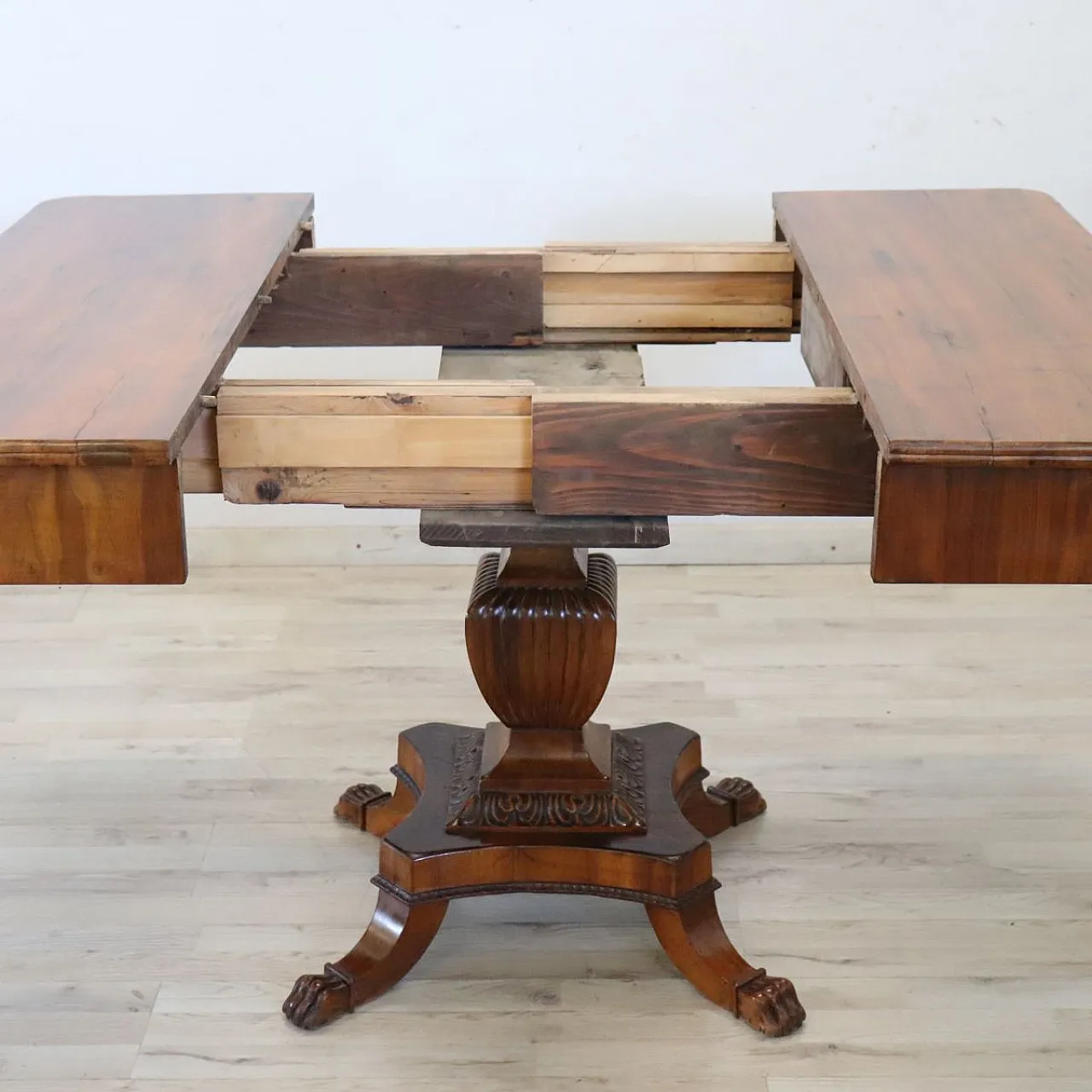 Walnut coffee table with one drawer, extendable, 19th century 10
