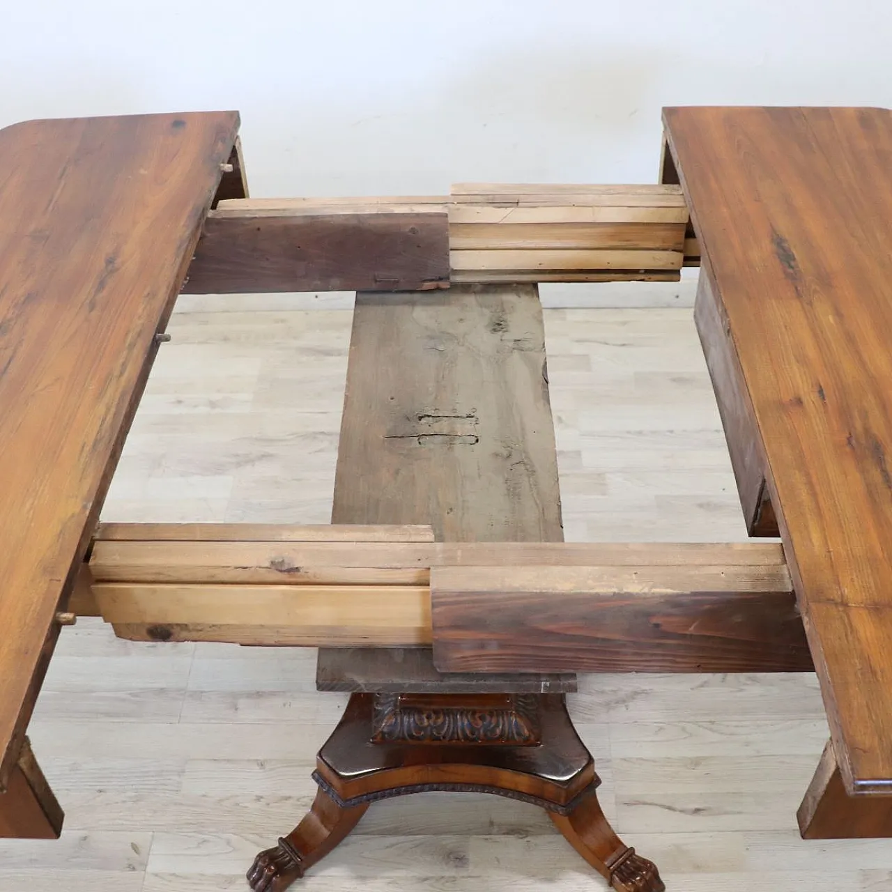 Walnut coffee table with one drawer, extendable, 19th century 11