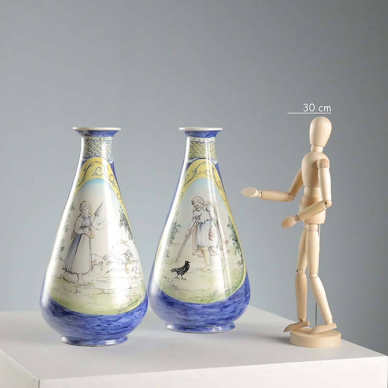 Pair of hand painted vases, 20th century 2
