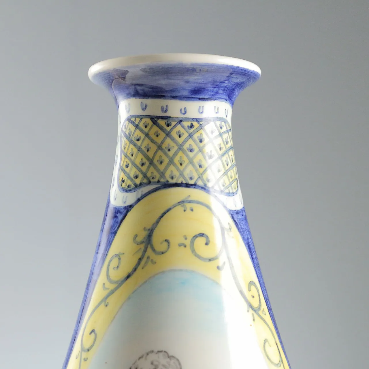 Pair of hand painted vases, 20th century 4