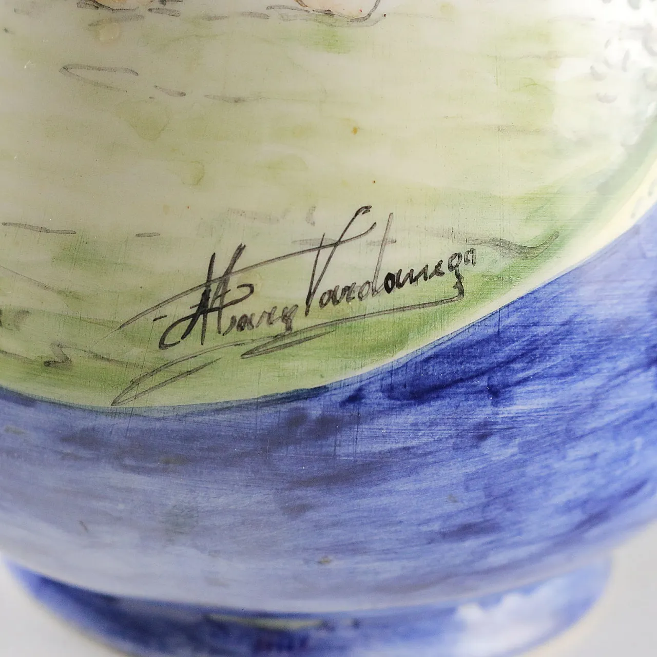 Pair of hand painted vases, 20th century 7