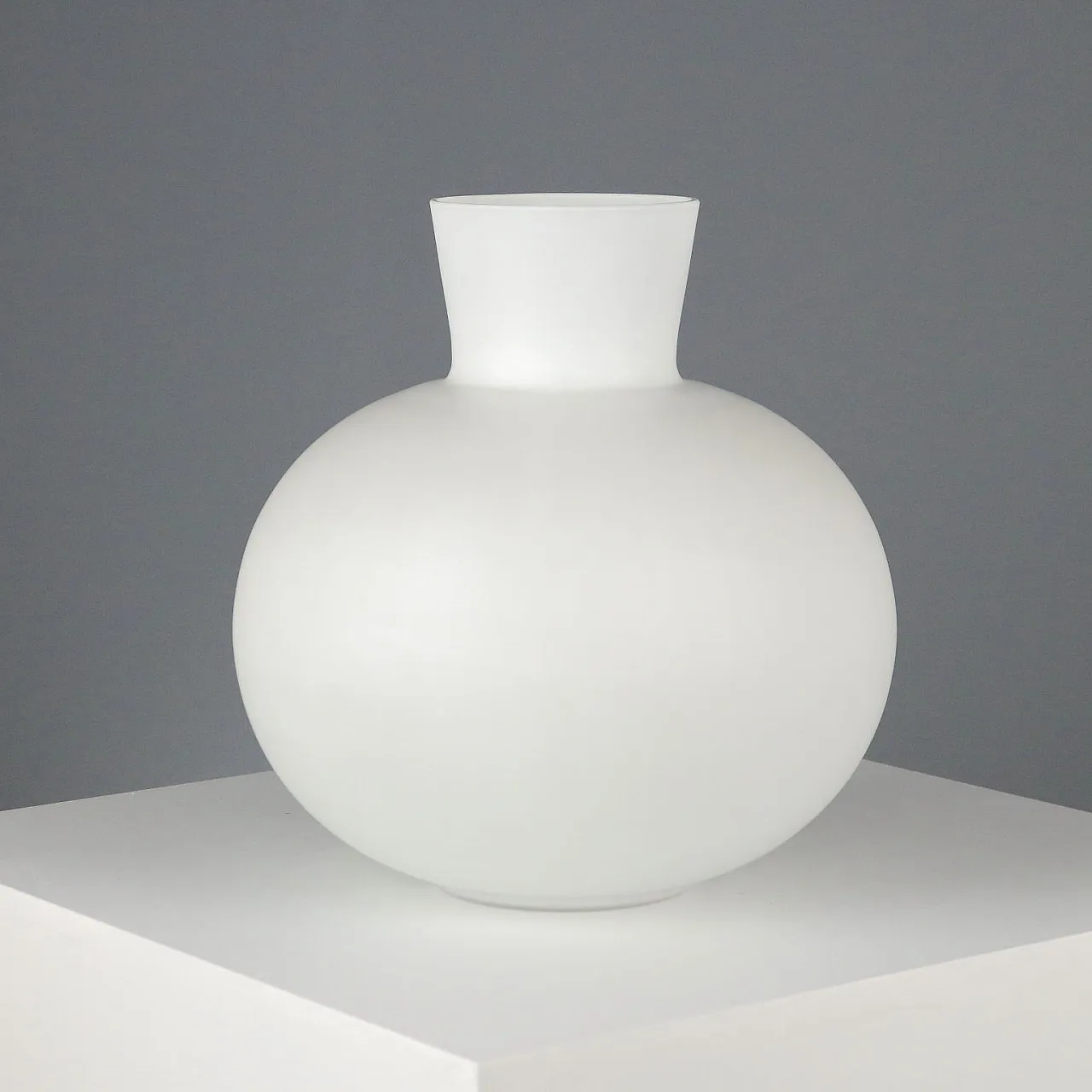 Vaso in vetro incamiciato bianco, Manifattura di Murano, '900 1