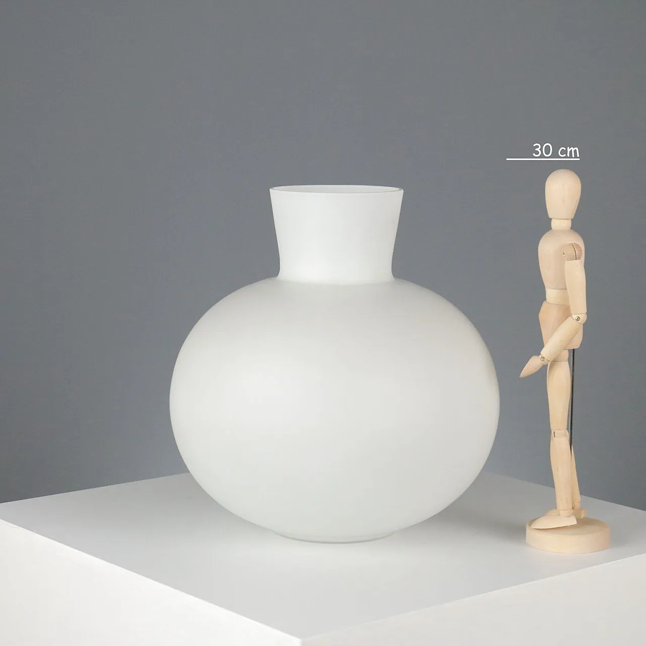 Vaso in vetro incamiciato bianco, Manifattura di Murano, '900 2