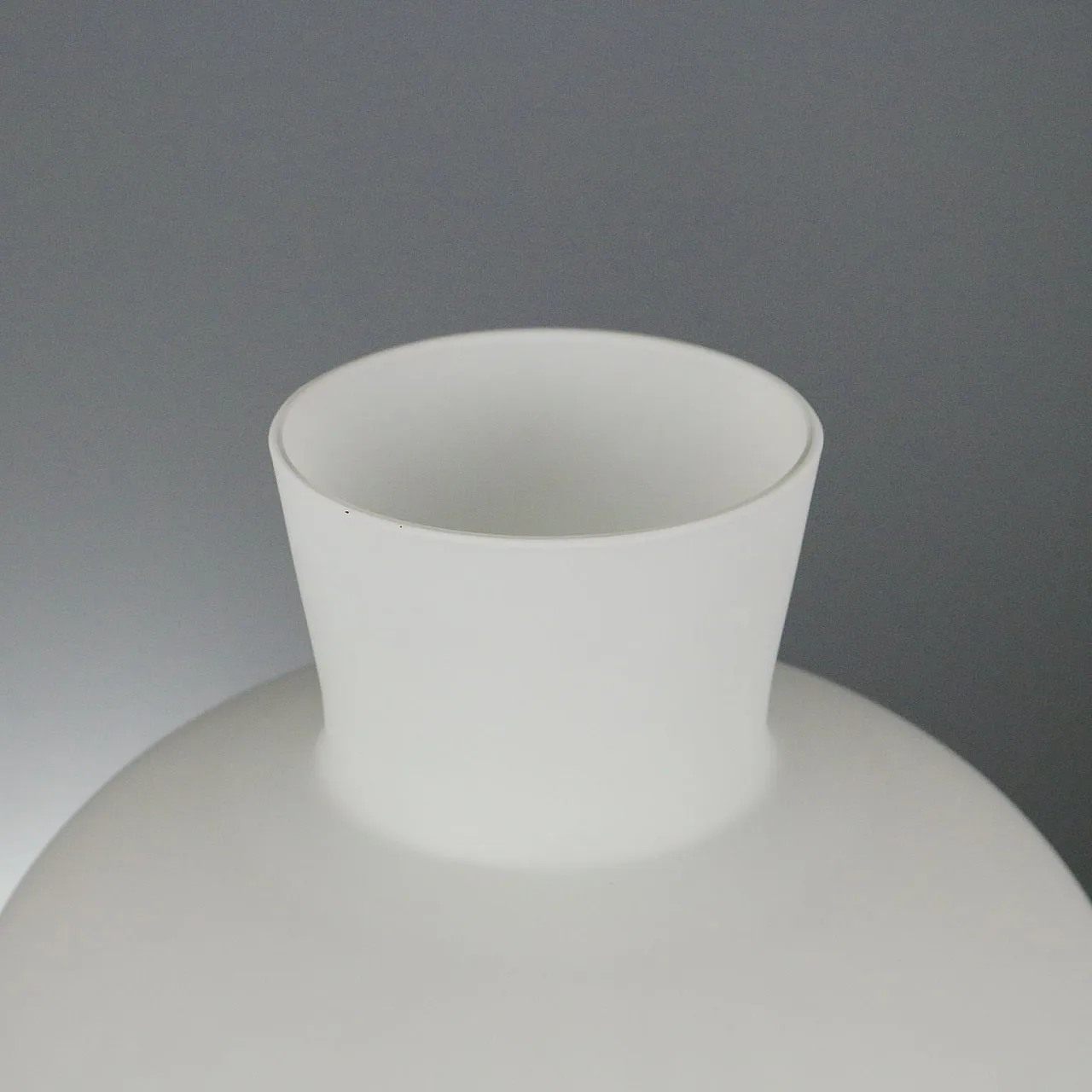 Vaso in vetro incamiciato bianco, Manifattura di Murano, '900 3