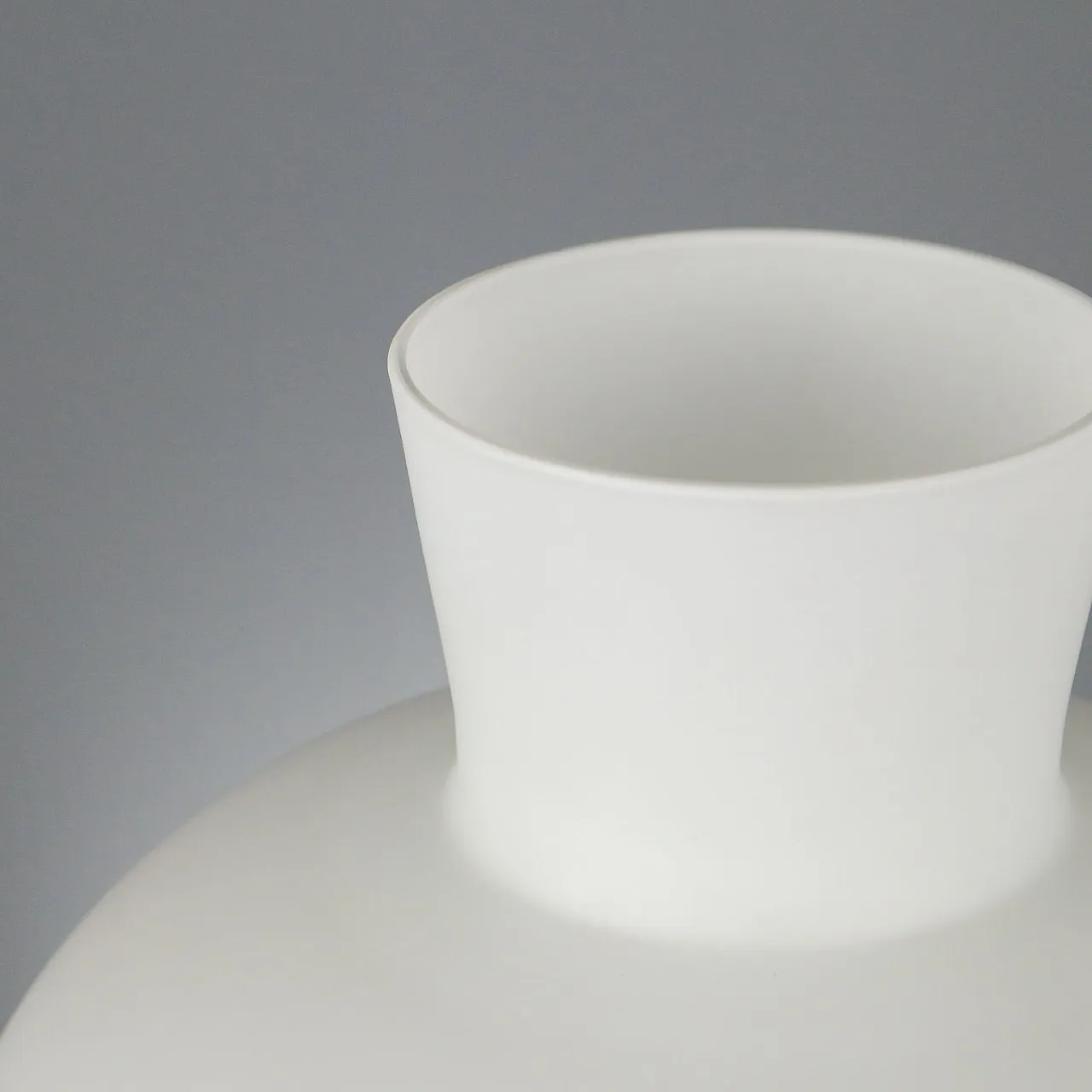 Vaso in vetro incamiciato bianco, Manifattura di Murano, '900 5