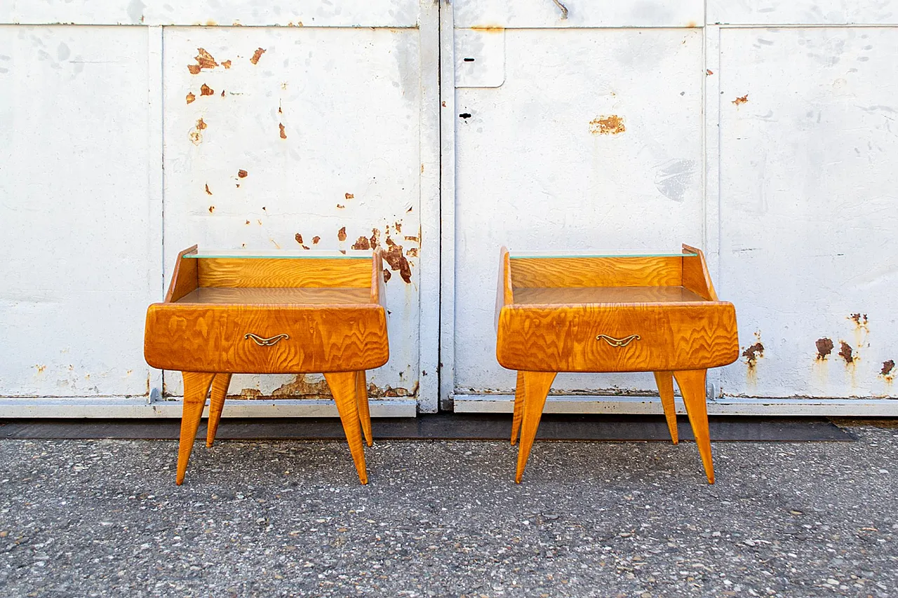 Coppia di comodini in legno e vetro, anni '50 1