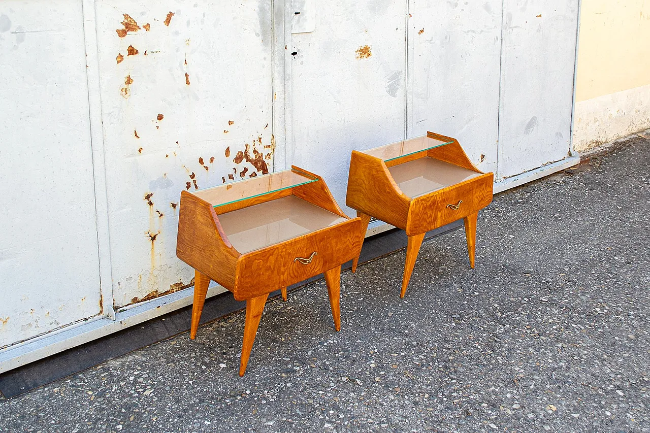 Coppia di comodini in legno e vetro, anni '50 2