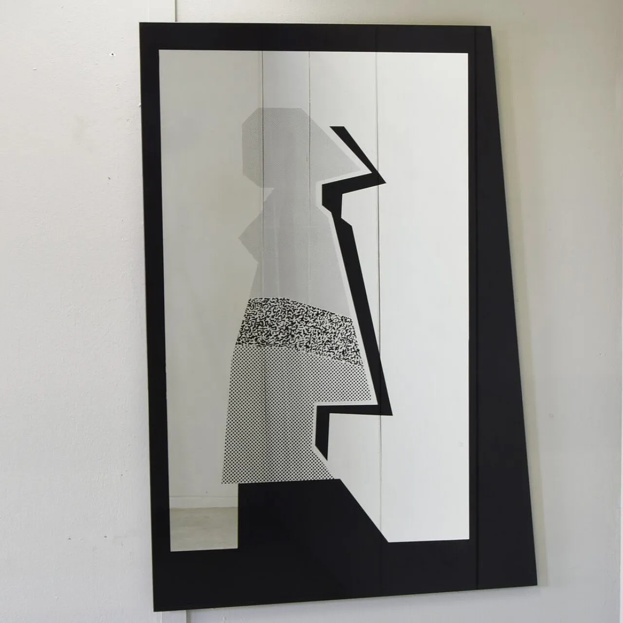Specchio postmoderno in vetro nero serigrafato, anni '80 1