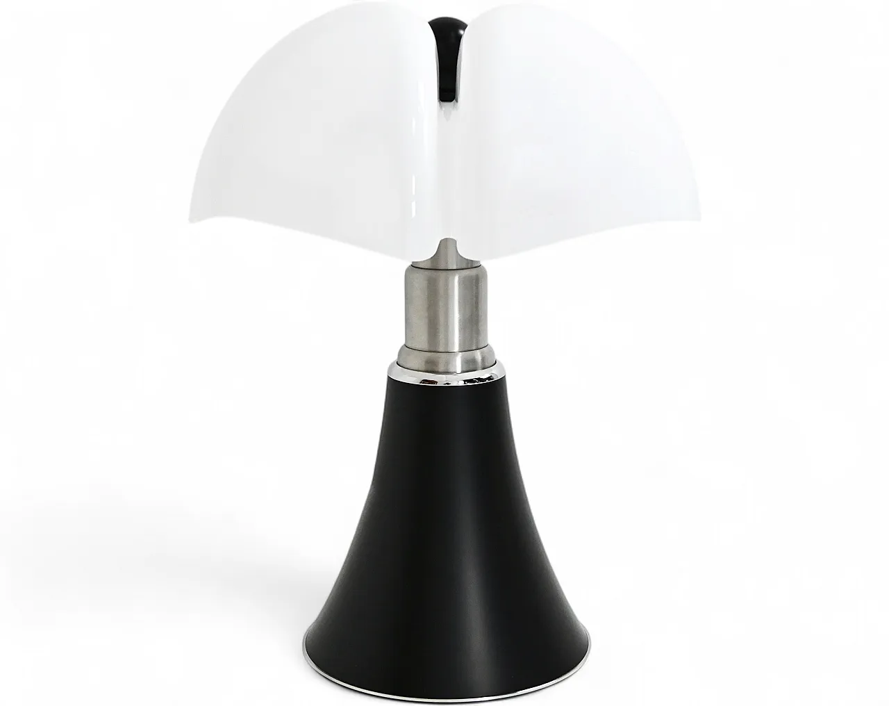 Lampada da tavolo Pipistrello nera di Gae Aulenti per Martinelli Luce 13