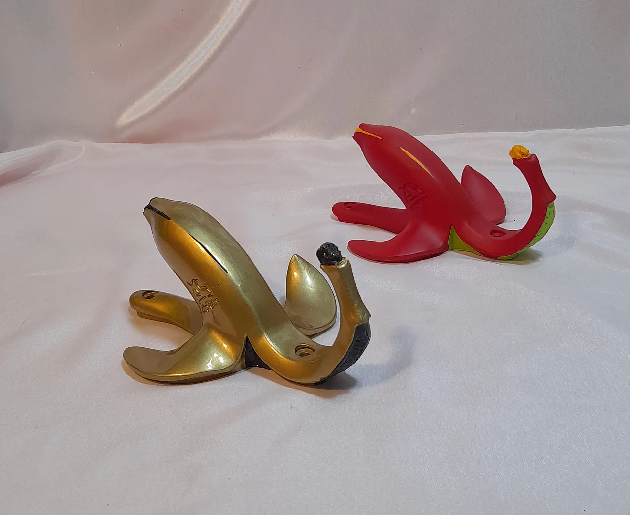 2 bananas coat hanger by Antartidee in resin, 2000s 2