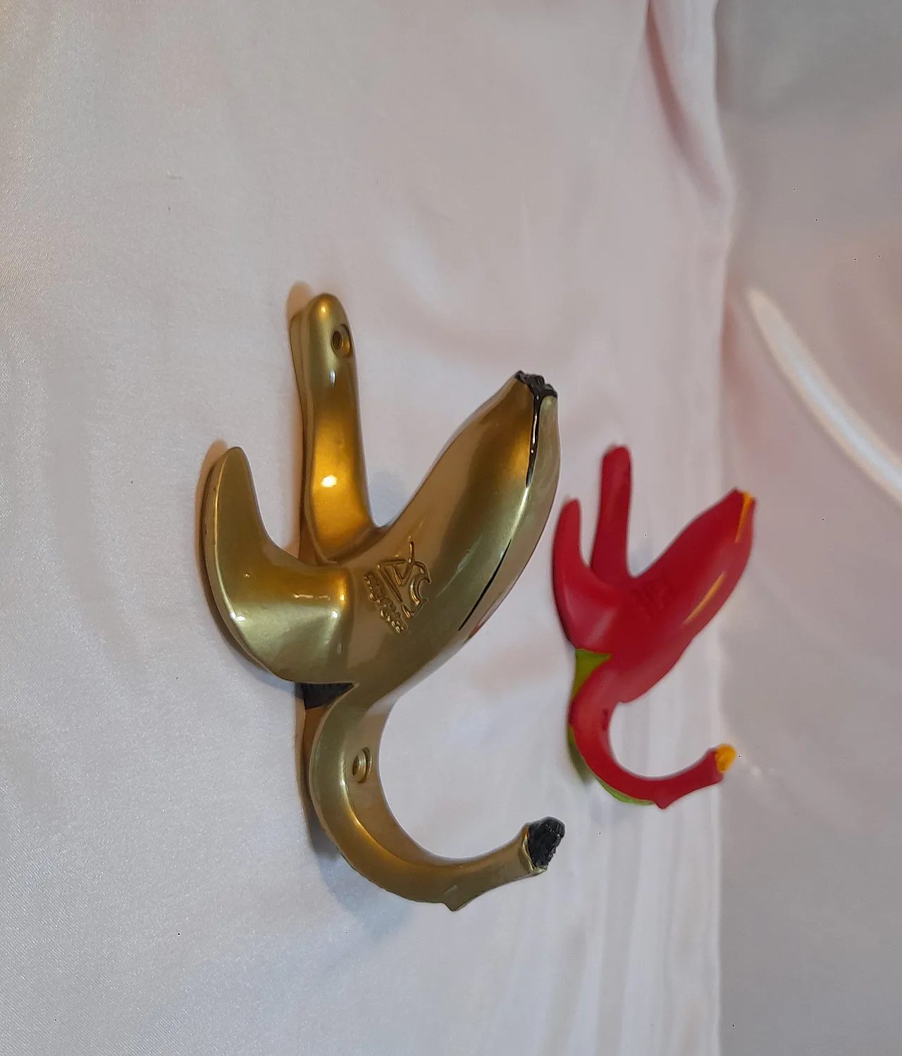2 bananas coat hanger by Antartidee in resin, 2000s 3