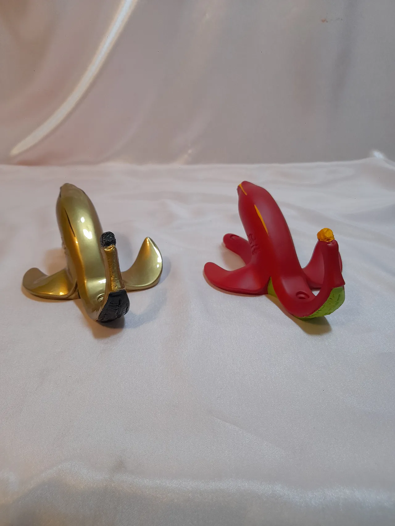 2 bananas coat hanger by Antartidee in resin, 2000s 4