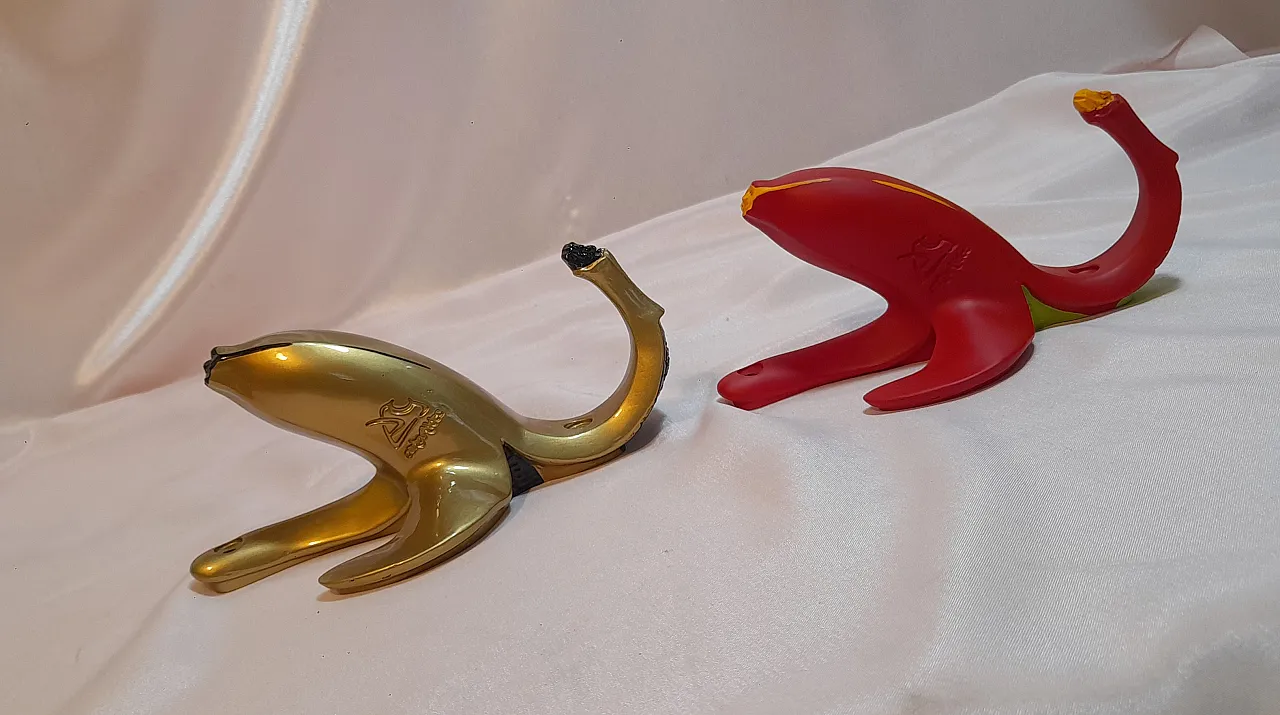 2 bananas coat hanger by Antartidee in resin, 2000s 7