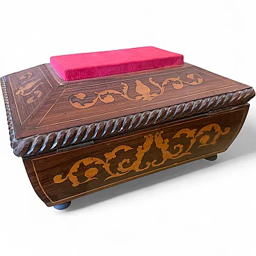 Scatola da sarto Carlo X in legno di noce e acero intarsiato, '800