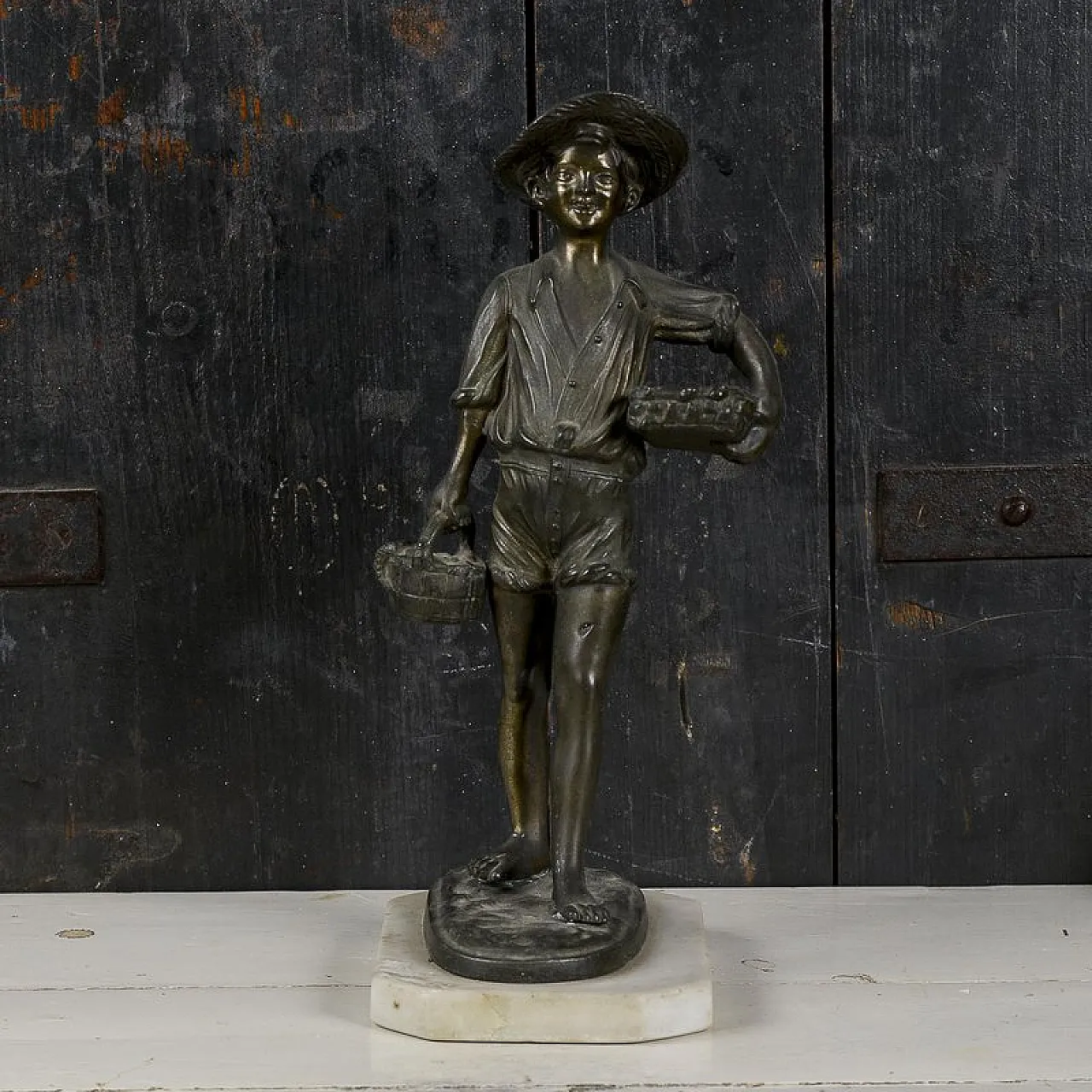 Scultura in bronzo e metallo di un giovane pescatore, '900 1