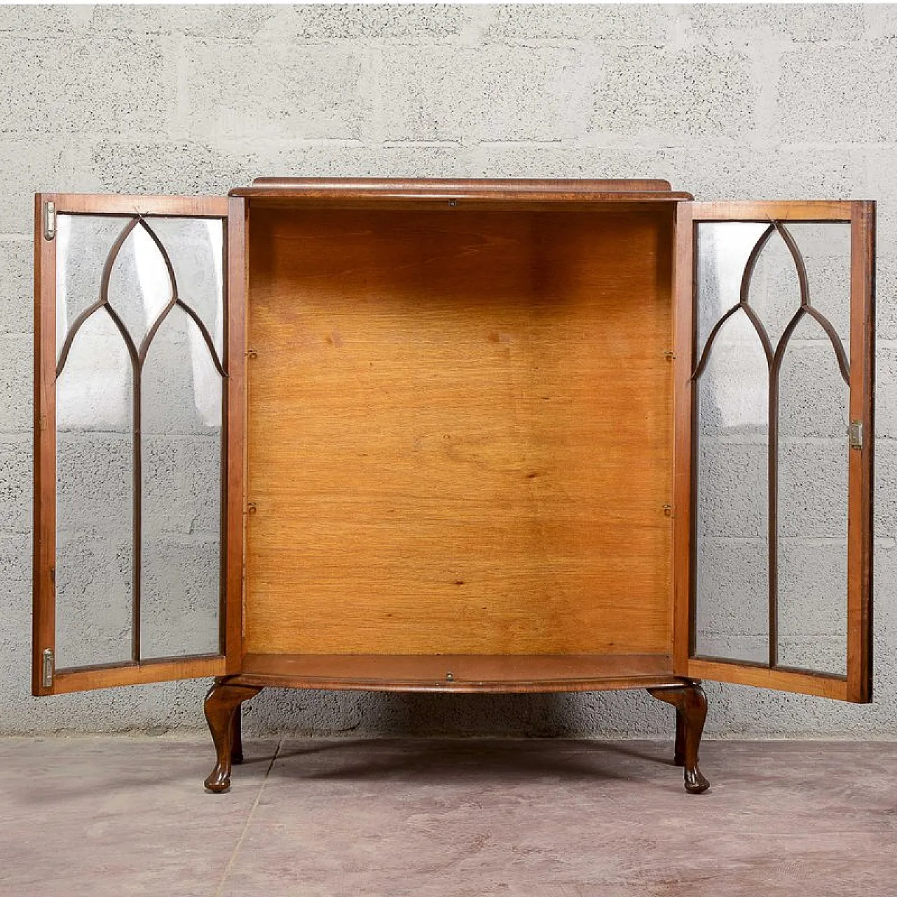 Display cabinet with curved doors and glass, 1920s 2