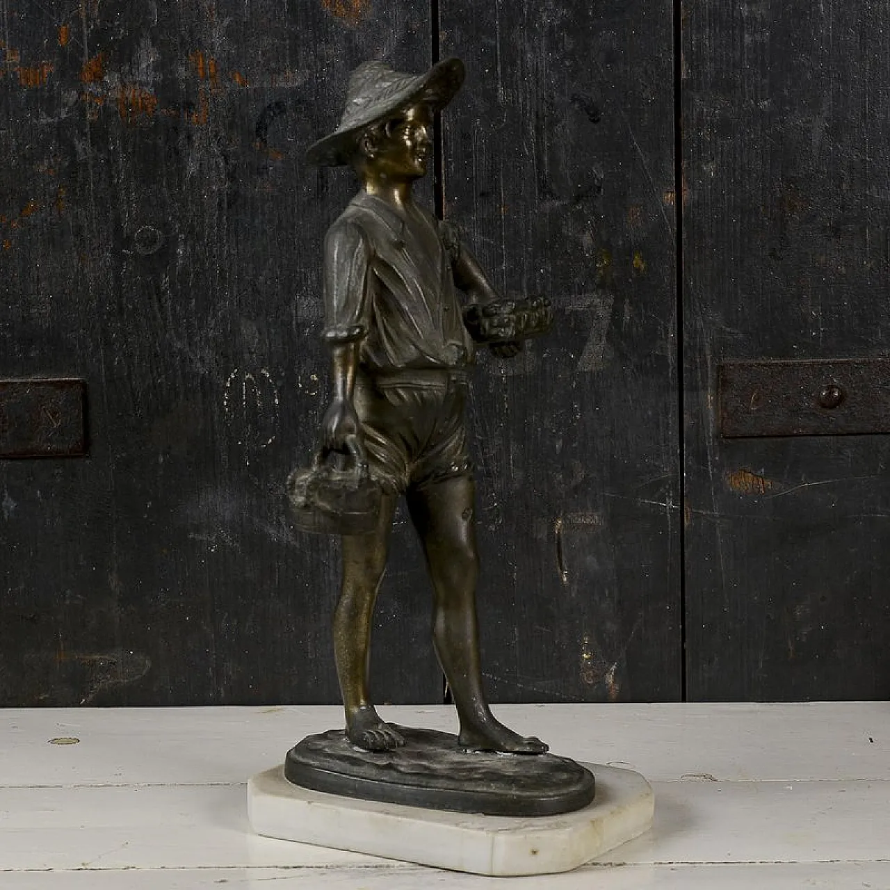 Scultura in bronzo e metallo di un giovane pescatore, '900 2