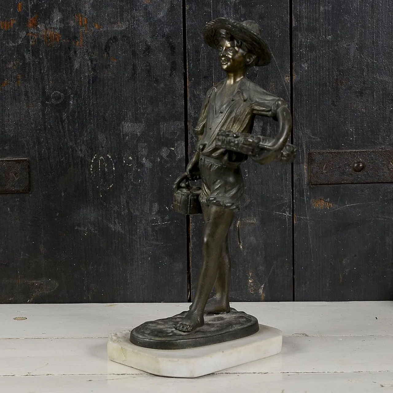 Scultura in bronzo e metallo di un giovane pescatore, '900 4