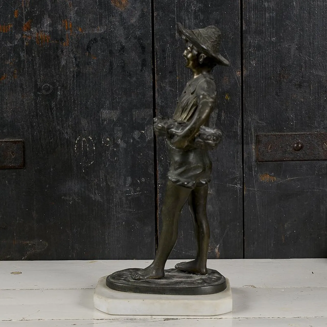 Scultura in bronzo e metallo di un giovane pescatore, '900 5