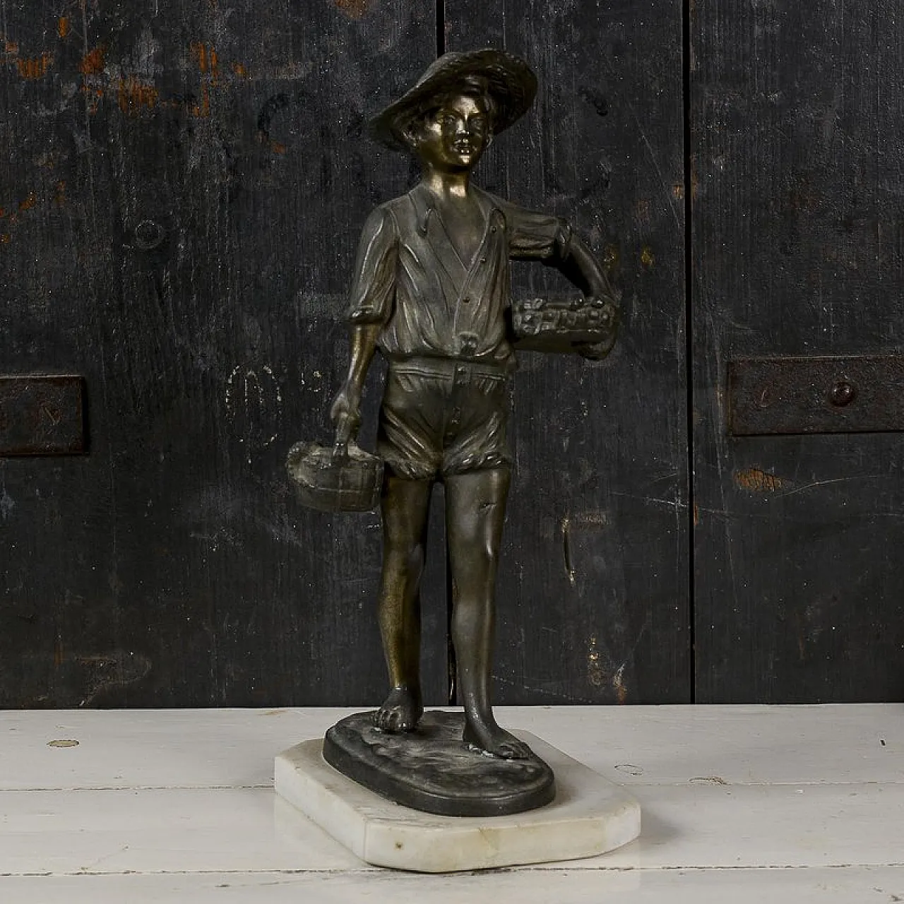 Scultura in bronzo e metallo di un giovane pescatore, '900 8