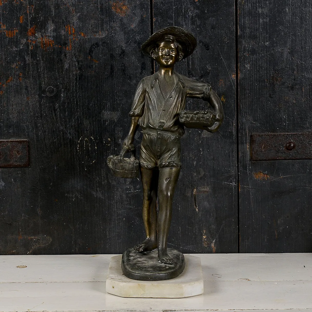 Scultura in bronzo e metallo di un giovane pescatore, '900 10