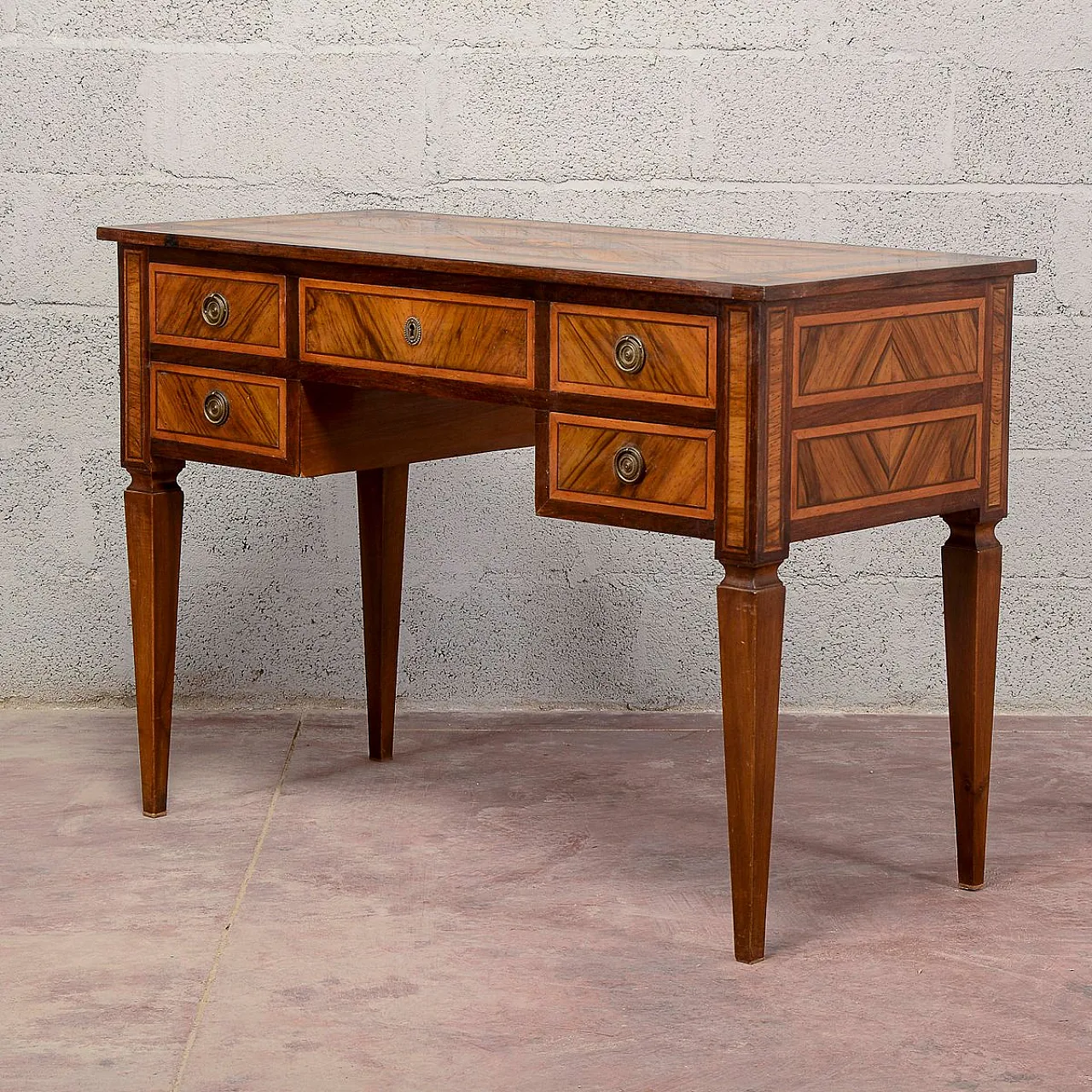 Center desk, 18th century 15