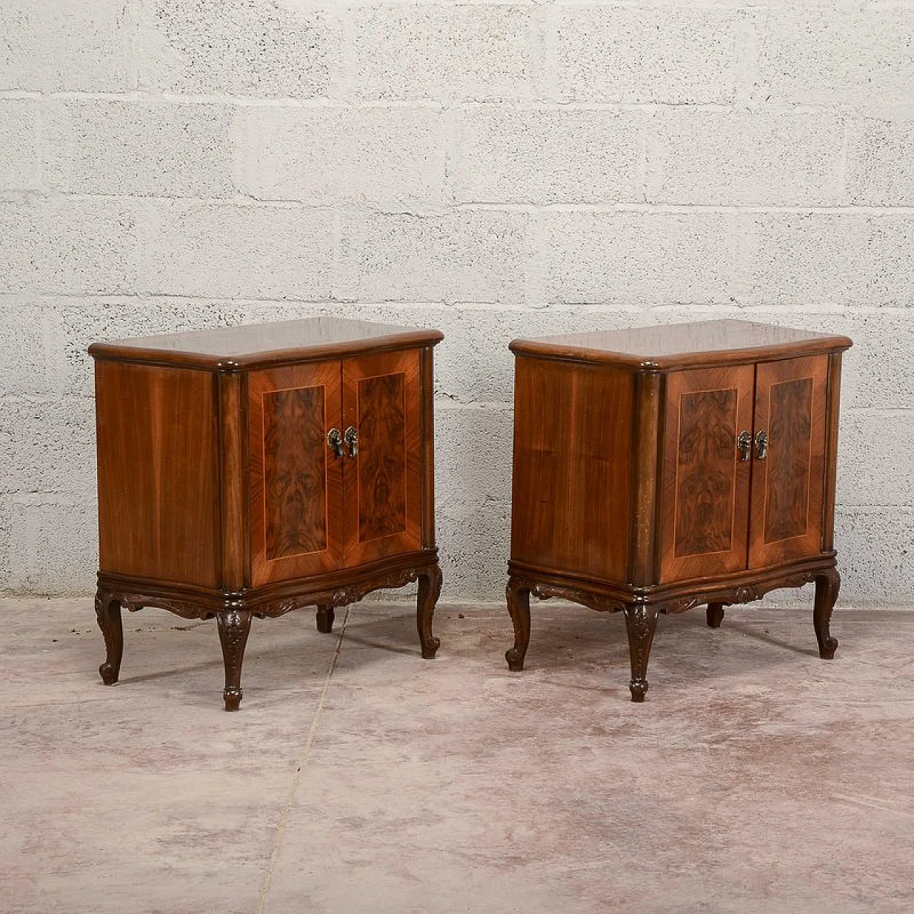 Pair of Mid-Century walnut-veneered nightstands, mid-20th century 4