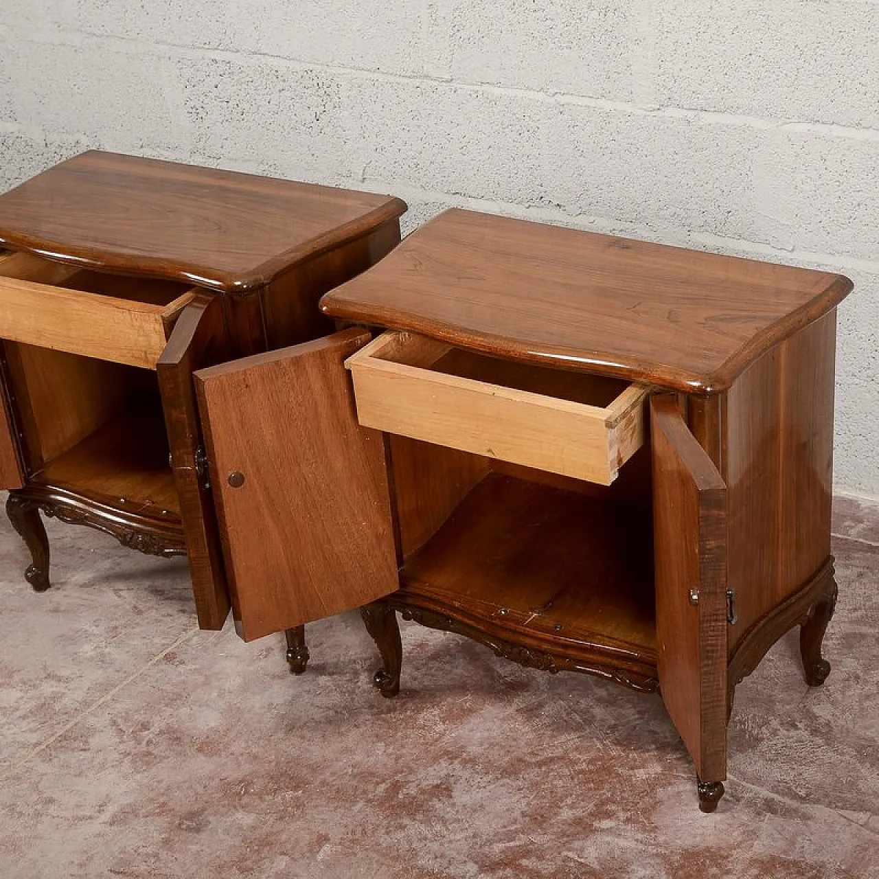 Pair of Mid-Century walnut-veneered nightstands, mid-20th century 5