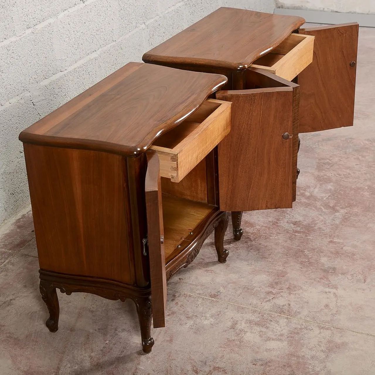 Pair of Mid-Century walnut-veneered nightstands, mid-20th century 7