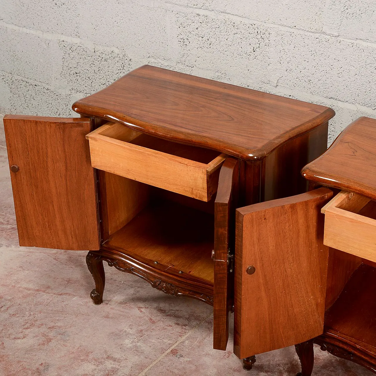 Pair of Mid-Century walnut-veneered nightstands, mid-20th century 9
