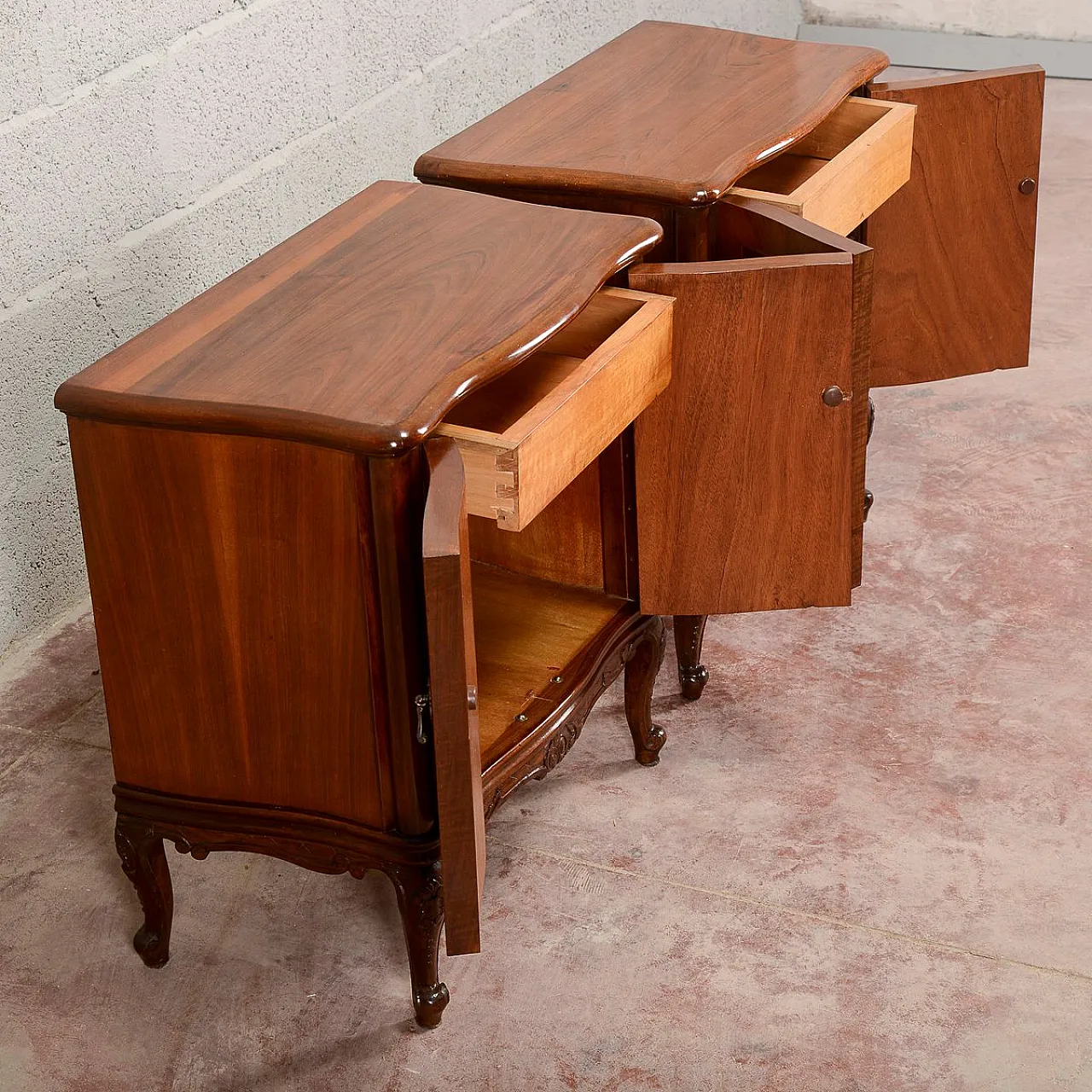Pair of Mid-Century walnut-veneered nightstands, mid-20th century 10