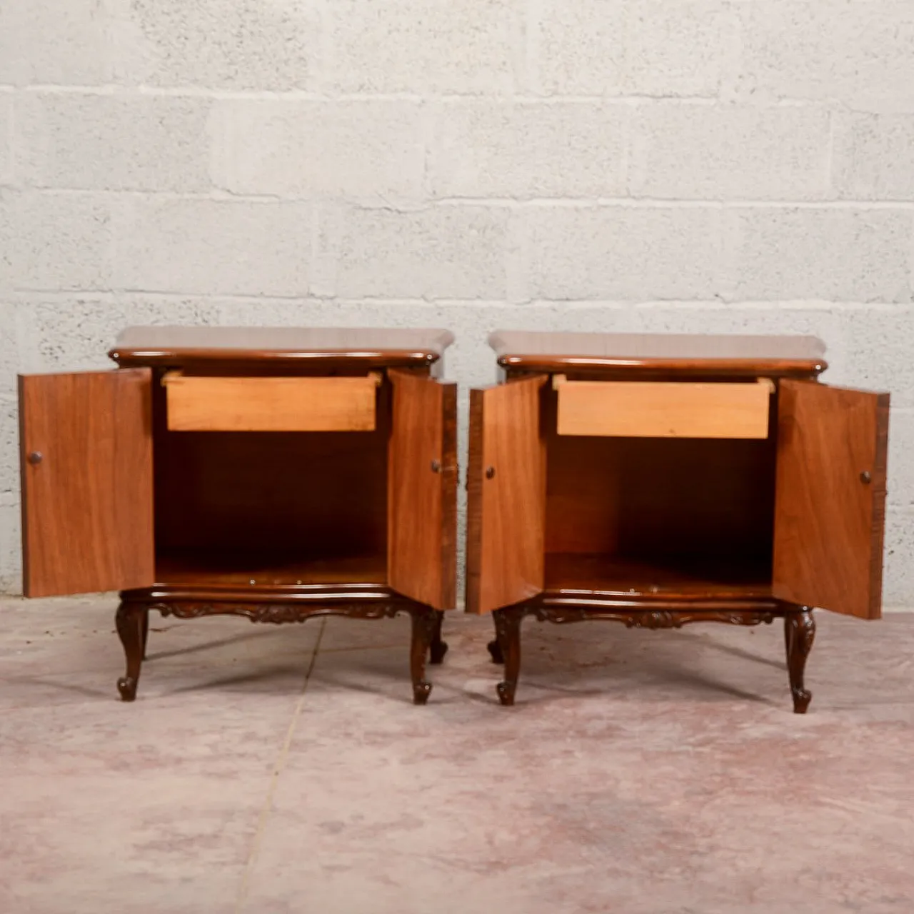 Pair of Mid-Century walnut-veneered nightstands, mid-20th century 15