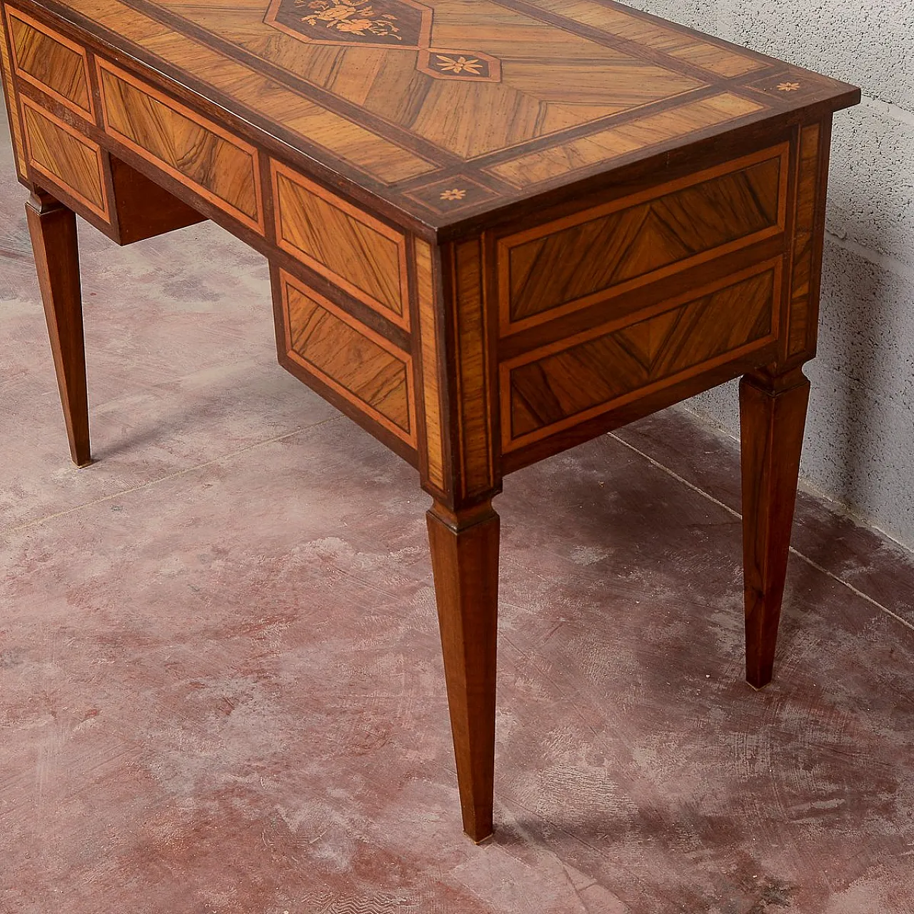 Center desk in wood, 19th century 19
