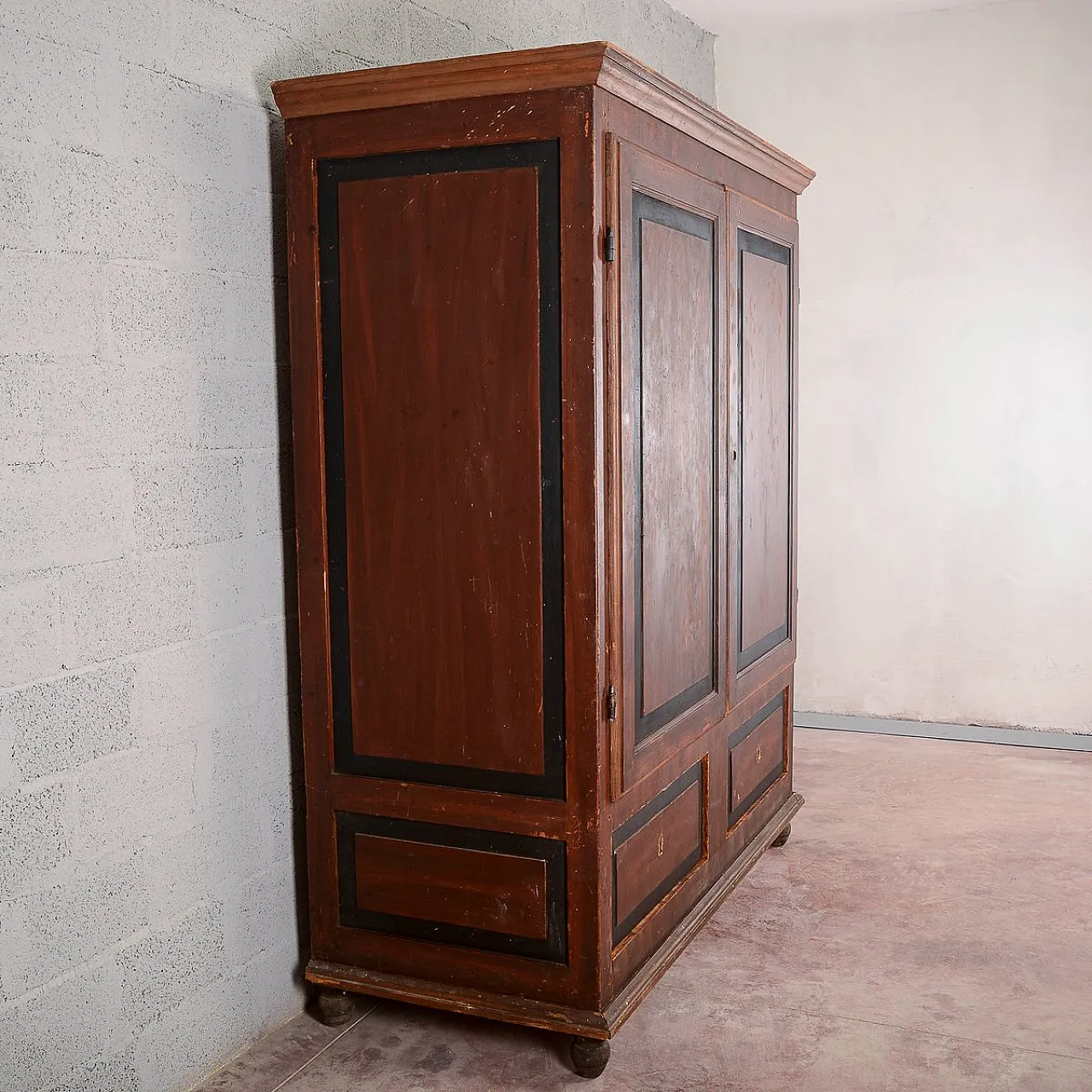 Sideboard with black trim, 19th century 17