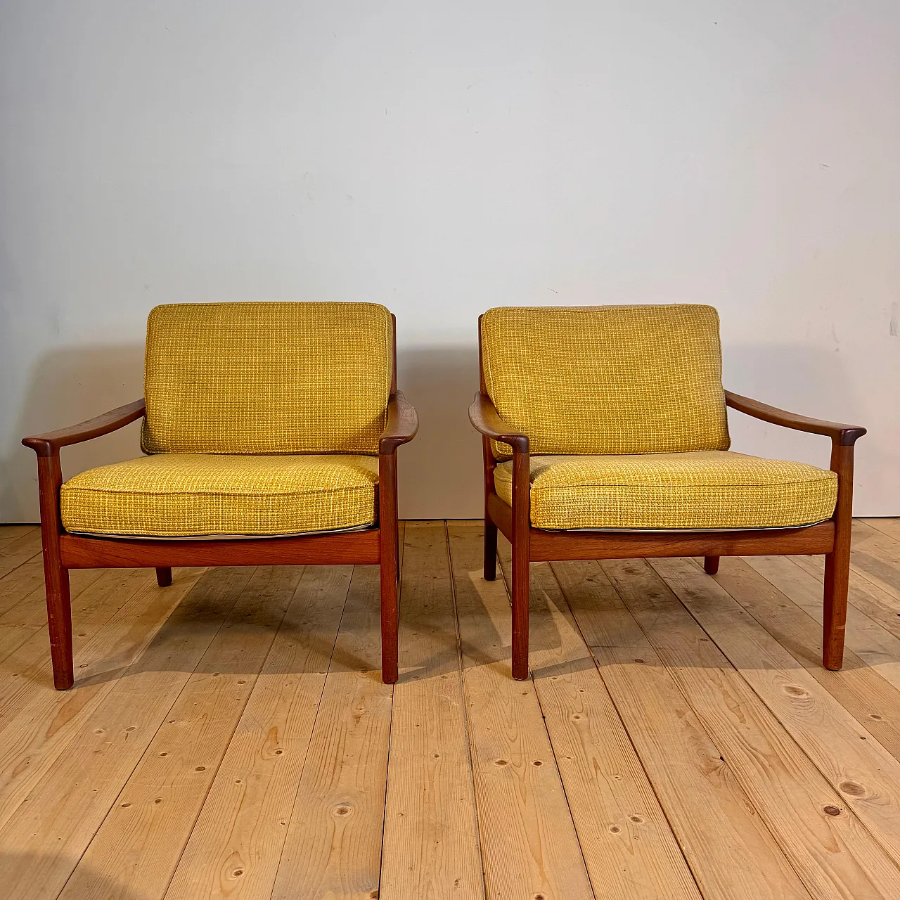 Coppia di poltrone danesi in teak Scandinavian Modern, anni ’60 2