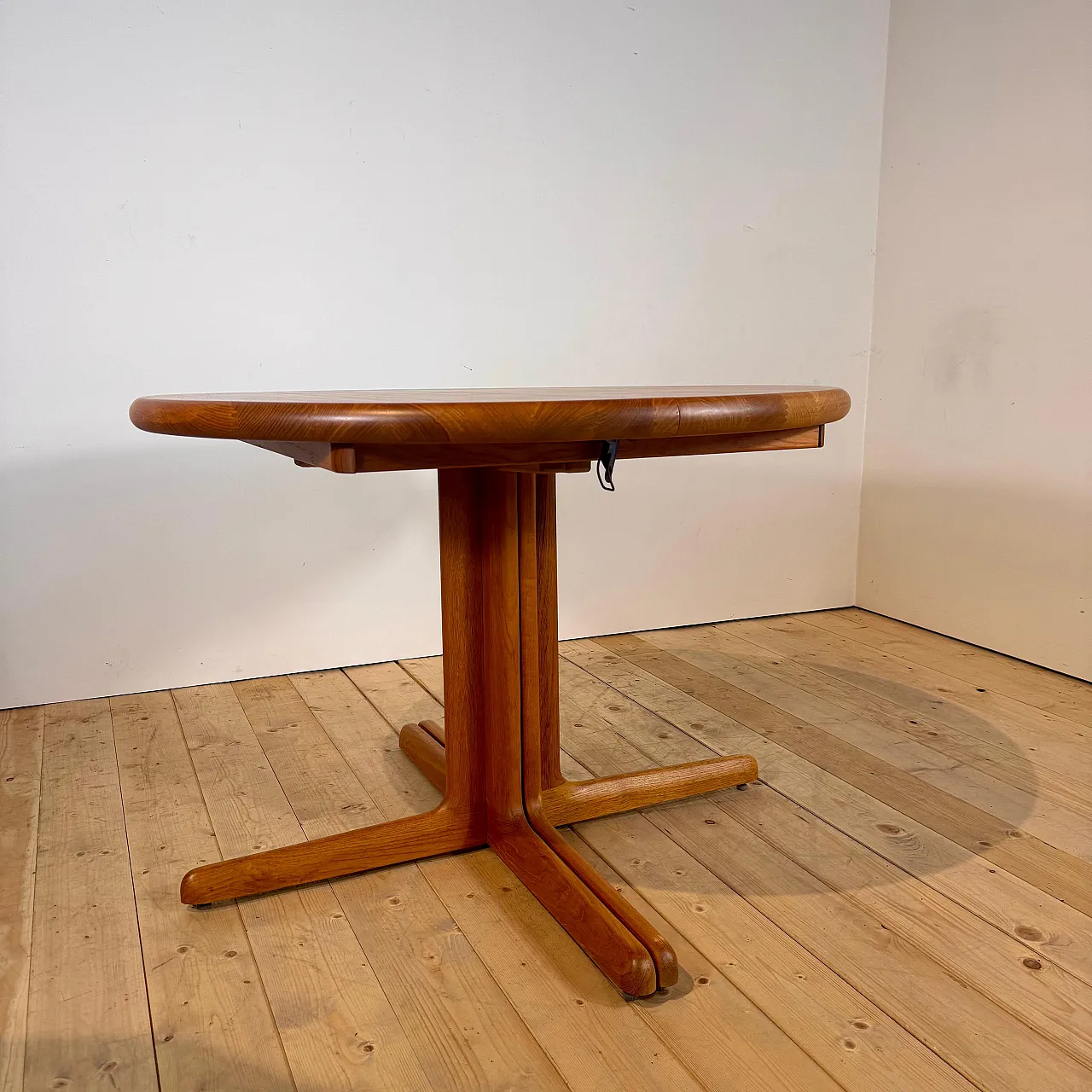 Round extendable dining table in Danish teak, 1960s 5