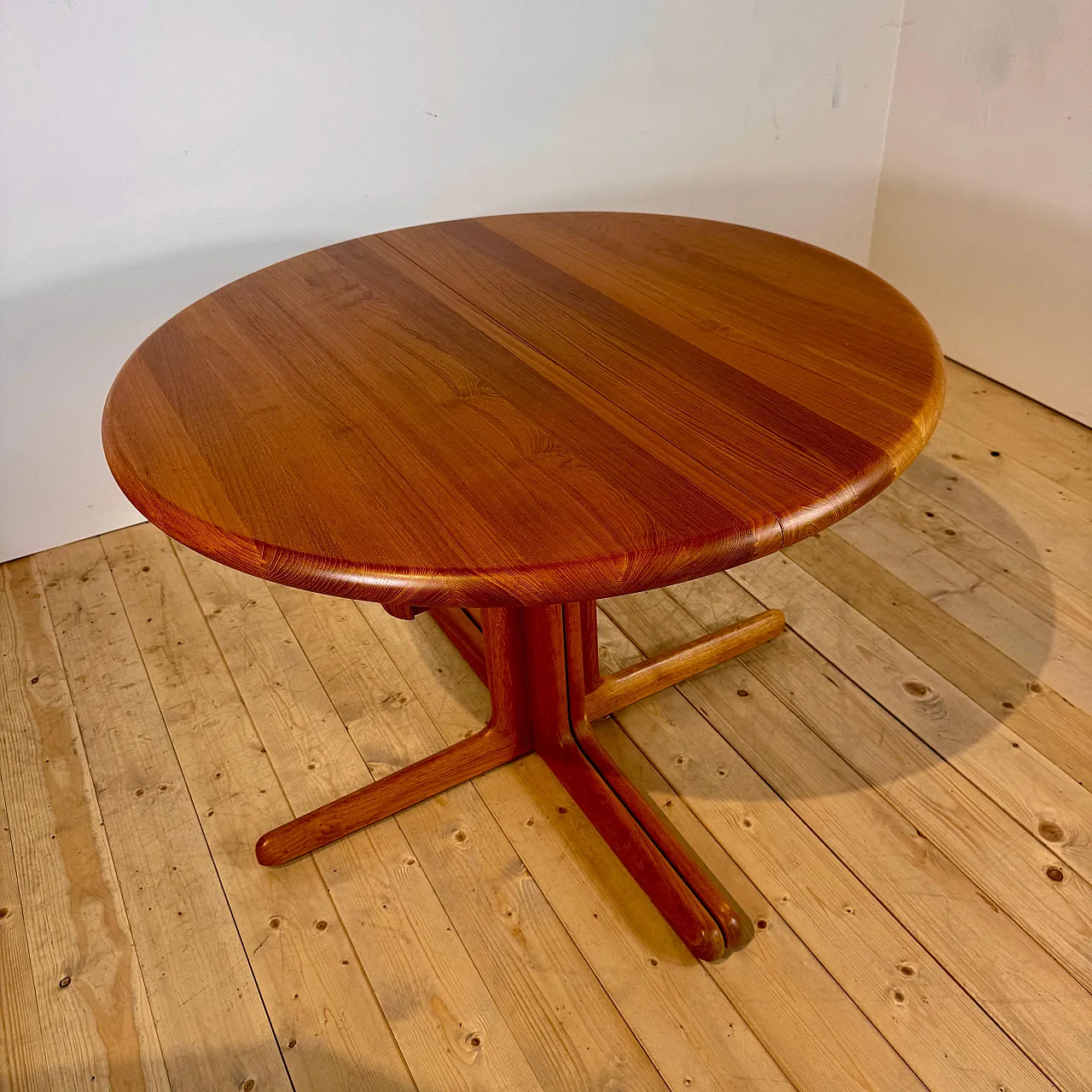 Round extendable dining table in Danish teak, 1960s 6